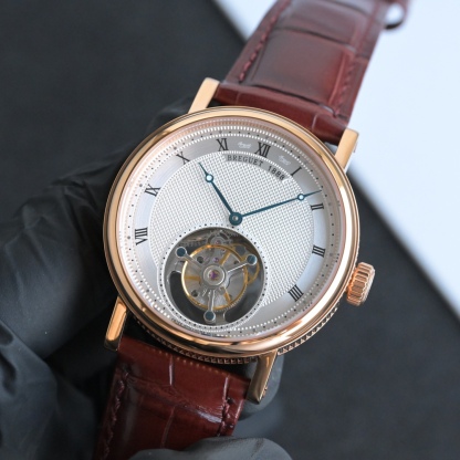 224年前，阿伯拉罕-路易·寶璣先生在他所創立的巴黎鐘錶堤岸制表工坊中，創造了制表史上令無數人贊嘆的陀飛輪調速裝置。這一無比複雜的精密機構彰顯了寶璣先生卓然超群的遠見與創想，時至今日仍對高級制表業有著重要意義。至今，陀飛輪的作用和意義已不僅是提高走時的精准度，而是譜寫了制表領域的輝煌篇章。寶璣陀飛輪時計臻品在百年徵程中不斷創新，超越自我，集精湛機械製造技藝與深厚美學原理於一身，創制出演繹複雜迷人的機械世界。腕表的表冠上刻有著名的寶璣品牌標誌，從側面我們可以看到表王寶璣著名的錢幣紋飾，代表著溫文爾雅