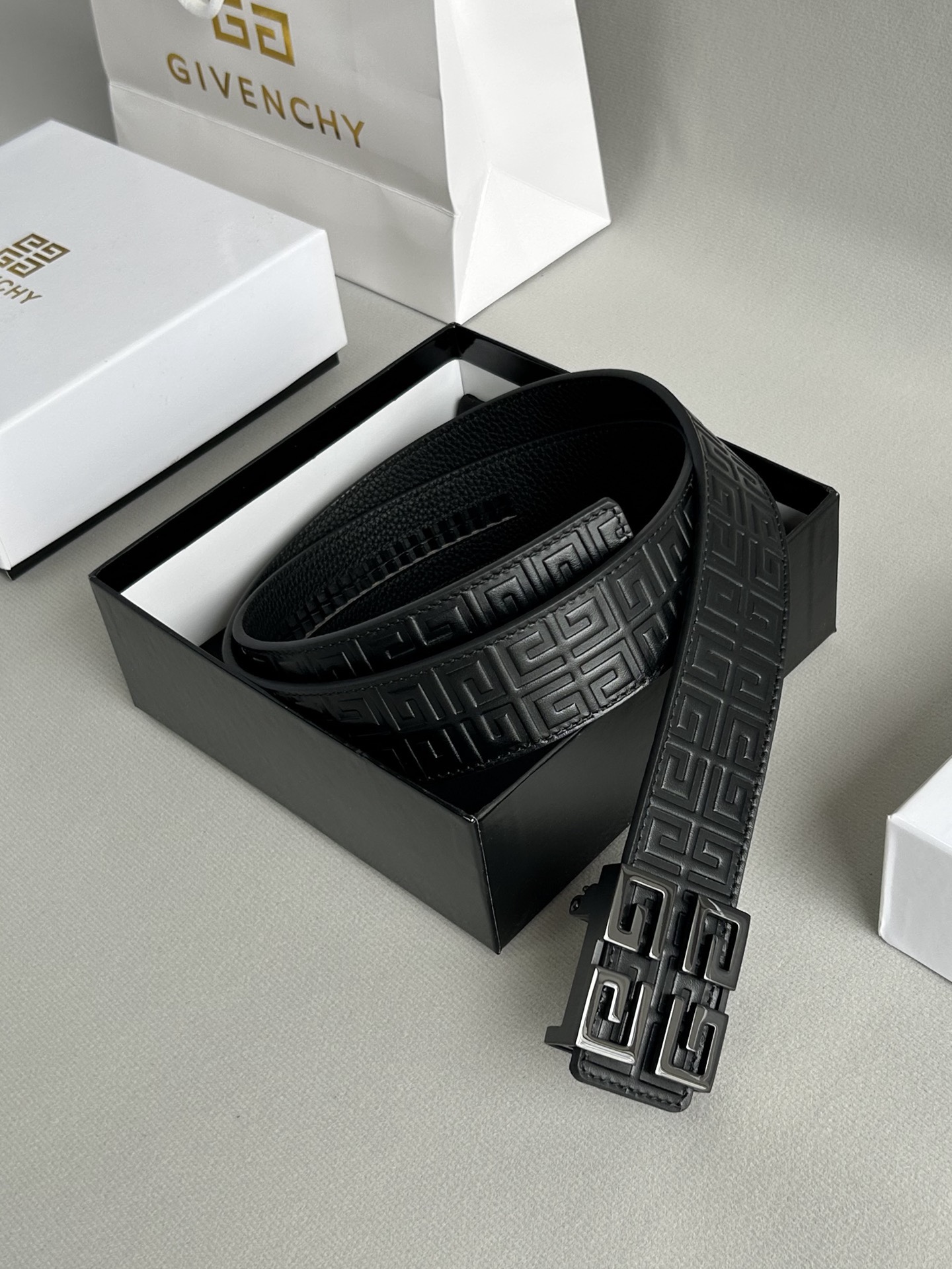 【纪梵希】新款男士 頭層小牛皮黑色壓花腰帶，內襯荔枝紋底，寬38毫米.搭配不鏽鋼經典4G自動扣.商務服裝造型的完美搭配。永恆經典！