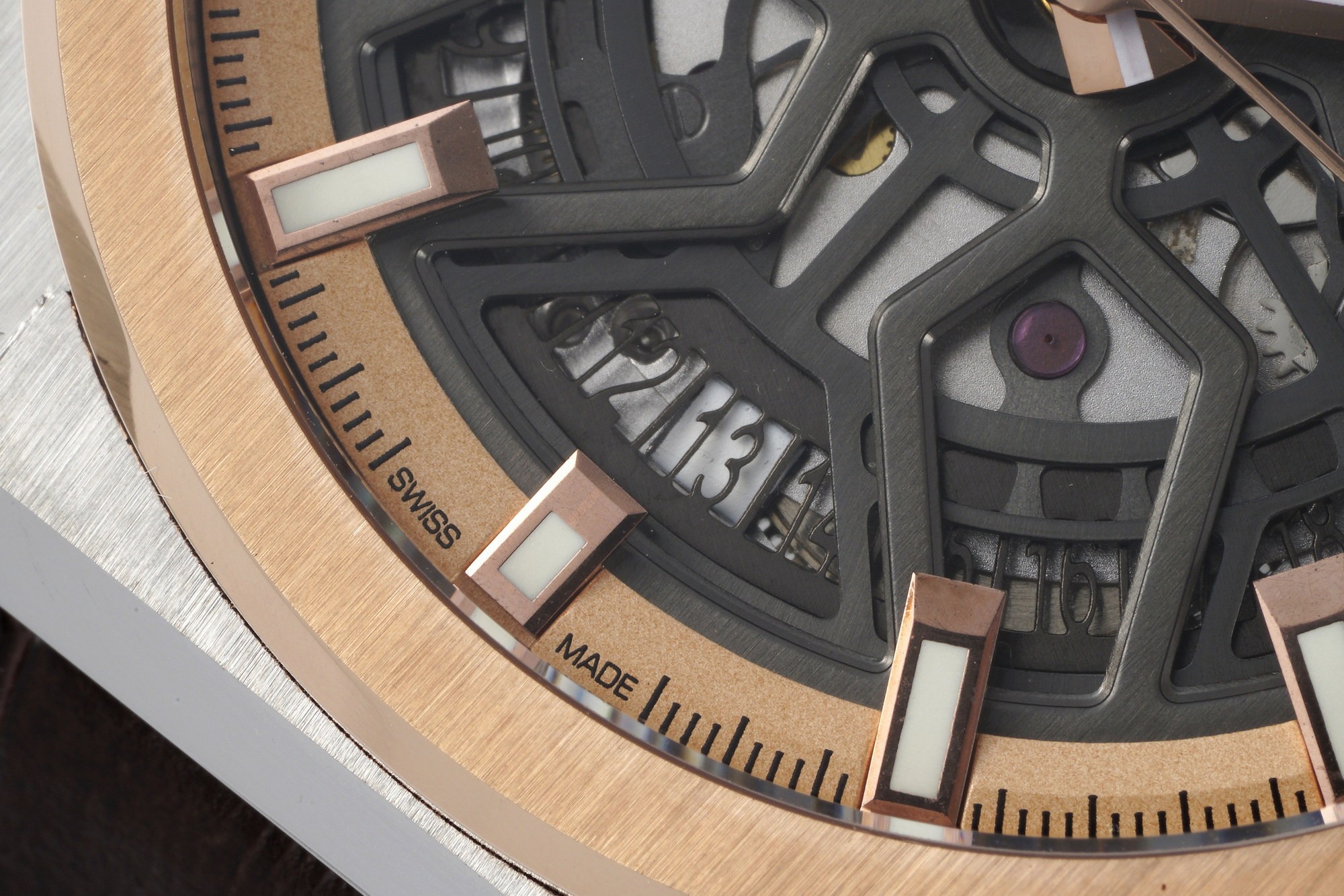 L真力時DEFY系列全新升級版，殼身 頭粒 機芯 表扣等均做了升級調整。一款根據路虎標誌性花輪轂設計而成的高顏值鏤空腕表。

原裝開模鑄造，極致還原表殼的每一處細節打磨倒角，盡顯原裝菱角分明、堅毅果敢的陽剛氣質。完美的41mm表經，適配大眾男性手寸，正裝休閒兩不誤。根據汽車輪轂設計而成的五角星錶盤，未來概念感十足。同步官網新款五角星折疊扣，搭載定製版Cal.670sk全自動機械機芯，鏤空日曆的大小與位置、機芯夾板、齒輪、五角星陀皆按原版機芯數據拆解鍛造而成。

LF臻品 陳奕迅Eason同款，時尚前衛、