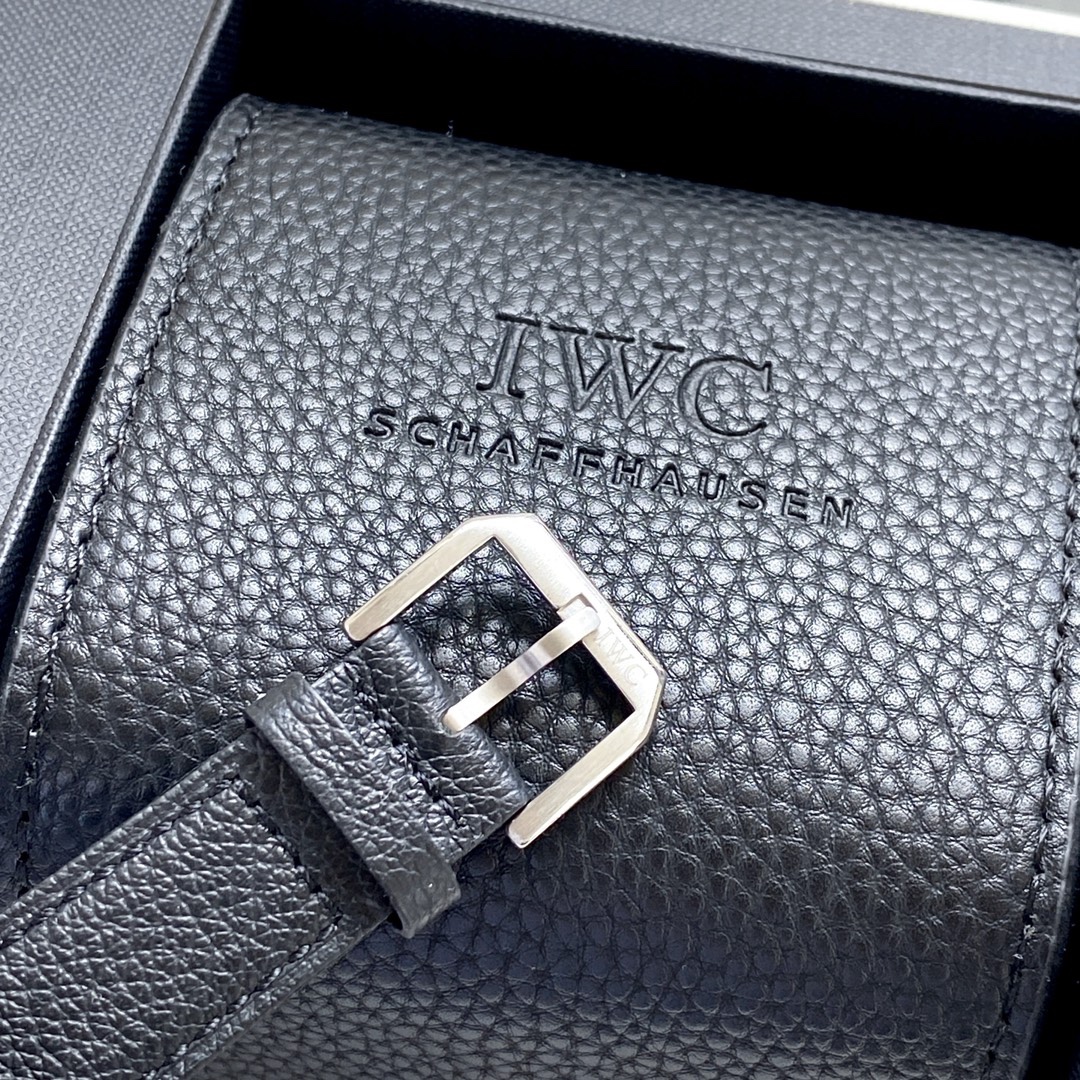 🔥顏值巔峰  傾情演繹🔥
IWC旗下最耀眼的明星，萬年一瞬，品鑒IWC萬國柏濤菲諾萬年曆腕表！
1⃣️ 【機芯】採用3836-2型自制機芯，其機芯運轉穩定，月相處更是1:1還原正品，在光線下月相中的星星太陽更是明亮發光，走時精准，幾乎零返修！
2️⃣【表殼】正品開模，1:1完美還原！腕表尺寸40mm，整個表殼採用獨家研發的CNC精磨工藝，與原裝工藝效果如出一轍！
3️⃣【錶盤】錶盤12刻度細節精益求精，1:1還原鍍銀錶盤，9位更是1:1還原閏年設計，採用雙面防反光拱形鍍膜鏡面，使其整體錶盤質感更佳