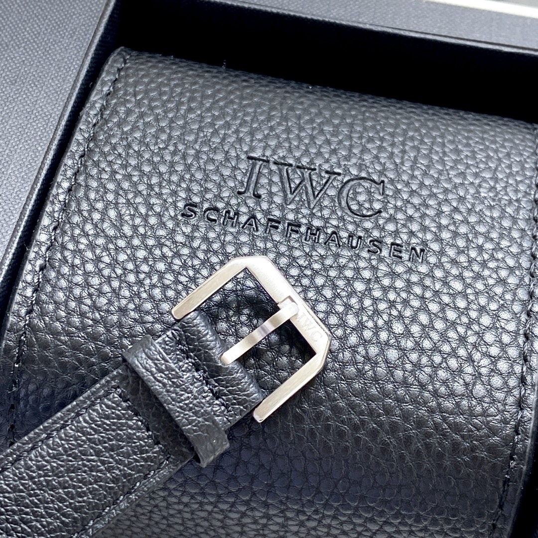 🔥顏值巔峰  傾情演繹🔥
IWC旗下最耀眼的明星，萬年一瞬，品鑒IWC萬國柏濤菲諾萬年曆腕表！
1⃣️ 【機芯】採用3836-2型自制機芯，其機芯運轉穩定，月相處更是1:1還原正品，在光線下月相中的星星太陽更是明亮發光，走時精准，幾乎零返修！
2️⃣【表殼】正品開模，1:1完美還原！腕表尺寸40mm，整個表殼採用獨家研發的CNC精磨工藝，與原裝工藝效果如出一轍！
3️⃣【錶盤】錶盤12刻度細節精益求精，1:1還原鍍銀錶盤，9位更是1:1還原閏年設計，採用雙面防反光拱形鍍膜鏡面，使其整體錶盤質感更佳