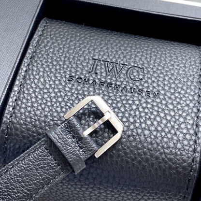 🔥顏值巔峰  傾情演繹🔥
IWC旗下最耀眼的明星，萬年一瞬，品鑒IWC萬國柏濤菲諾萬年曆腕表！
1⃣️ 【機芯】採用3836-2型自制機芯，其機芯運轉穩定，月相處更是1:1還原正品，在光線下月相中的星星太陽更是明亮發光，走時精准，幾乎零返修！
2️⃣【表殼】正品開模，1:1完美還原！腕表尺寸40mm，整個表殼採用獨家研發的CNC精磨工藝，與原裝工藝效果如出一轍！
3️⃣【錶盤】錶盤12刻度細節精益求精，1:1還原鍍銀錶盤，9位更是1:1還原閏年設計，採用雙面防反光拱形鍍膜鏡面，使其整體錶盤質感更佳