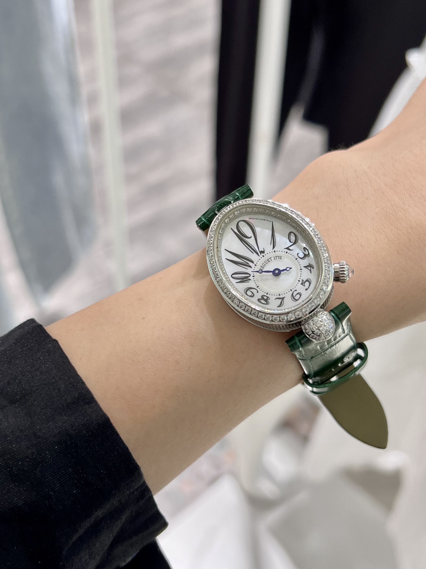 上手圖

優雅出品史上最強復刻女表——寶璣那不勒斯皇后  黃金殼  系列驚艷登場，修正市場版本的所有不足，高貴典雅，盡顯女王風範！
【表殼】腕表尺寸分別為中號36.5x28.5毫米 小號33 x 25毫米
鵝卵形表殼高雅大氣，表殼外緣飾有錢幣紋。表圈和表殼周圍鑲嵌共117顆施華洛水晶（約0.99克拉）。表冠處鑲有一顆梨形晶石（約0.26克拉）
【精彩細節】
1.與原裝吻合，在表殼背部均打有貴金屬標識，效果清晰工整，彰顯腕表檔次。2.穹面玻璃，從側面看不僅有魚眼效果，還能折射鑽石帶來的璀璨光芒，更顯腕表高貴