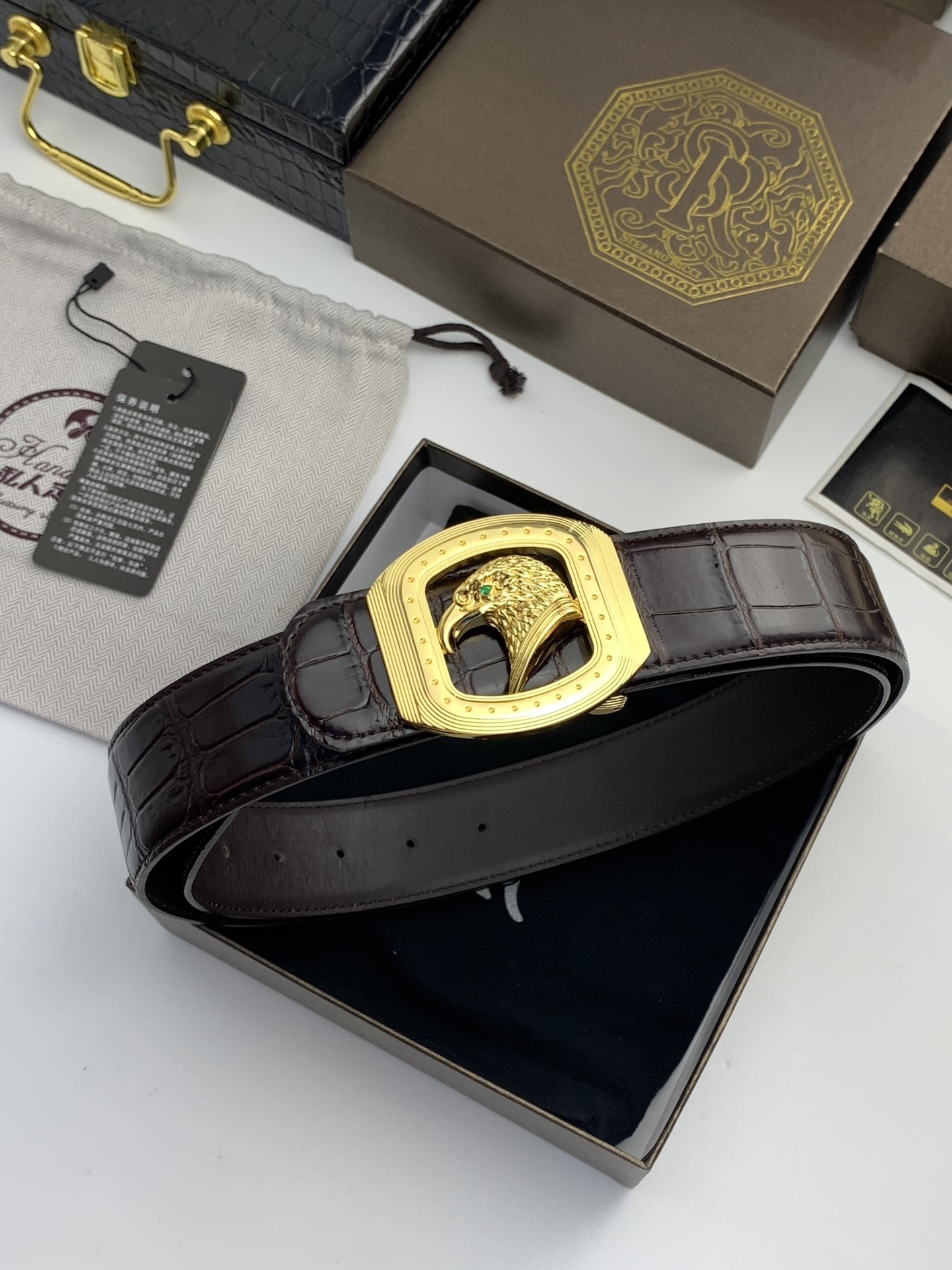 【史蒂芬】原版鰐魚紋牛皮腰帶，搭配新款不鏽鋼鷹頭扣，寬度3.8cm，雙面可用，長度不可調節，尺碼（85-110）具有獨特吸引力！