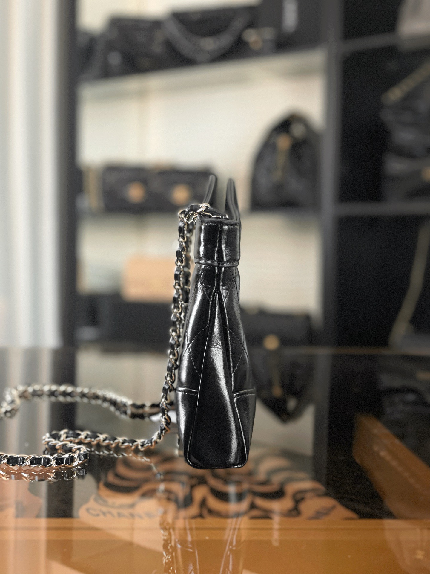 特▪️級鋼 大H實拍
全新到貨🆕𝗖𝗵𝗮𝗻𝗲𝟭 𝟮𝟓𝐏 羊皮系列
𝟥𝟣𝖡𝖺𝗀 𝖭𝖺𝗇𝗈 黑色

𝟐𝟓𝐏橫版𝟥𝟣𝗆𝗂𝗇𝗂可愛無敵𝖦𝖾𝗍❕
“包王”經典再現巧妙設計🪄
滿足了時髦精的在所期待啦…
軟萌感讓我毫無抵抗力〰️

五金：厚鍍𝟣𝟦𝖪淡金
皮料:   金標𝗓𝗉原廠小羊皮
尺寸：𝟣𝟩.𝟧*𝟤𝟢.𝟧*𝟥.𝟧 𝖼𝗆
3656