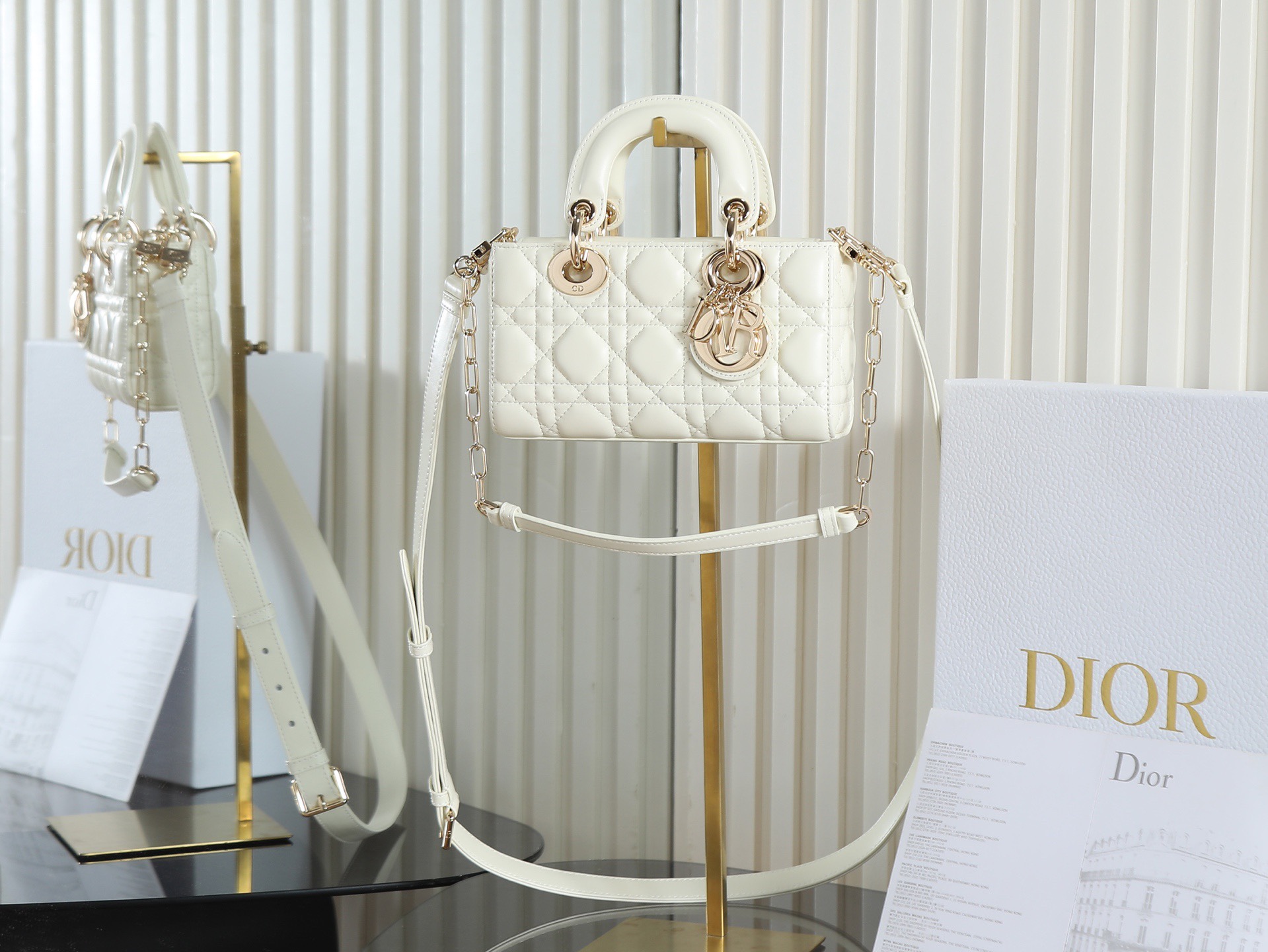 原廠級 白色 迷你尺寸
𝗗𝗶𝗼𝗿 𝗗-𝗝𝗼𝘆 𝗯𝗮𝗴羊皮2025款新款
時尚果然就是輪回，回歸了一把中古戴妃
長方包形，短鏈條➕細長肩帶直接封神！！
復古時髦感超強，真是什麼場合都可以把住
絕對是lady中的天花板了，強勢出圈啦姐妹們
款號：0636
尺寸：19x10.5x5.5cm
