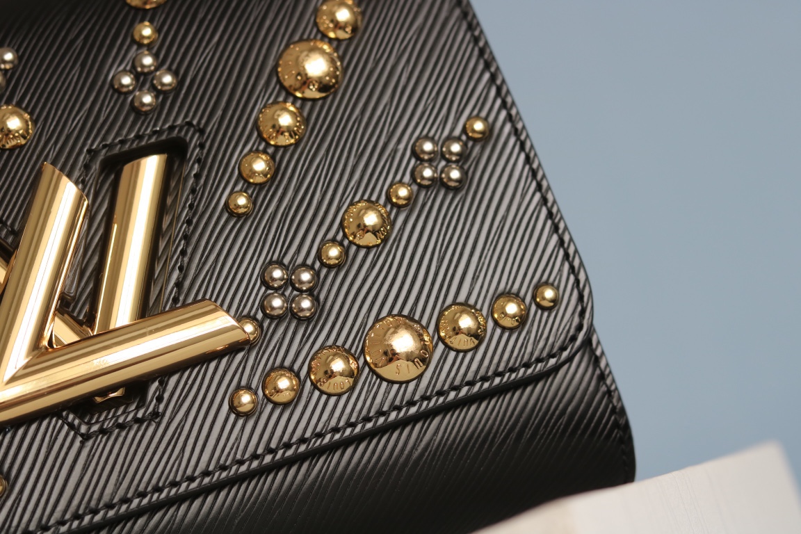 原版品質50306/50280/50282 原版中號[玫瑰]貨比三家，請認准內碼：0088[太陽][太陽]LV最新最火款Twist Denim出貨了💃此款Twist中號手袋飾有由刻有圖案的花形金色與銀色鉚釘組成的旭日花紋，與巴黎芳登廣場路易威登旗艦店前的巨型太陽雕像遙相呼應。由Epi皮革裁制而成，打造優雅晚裝造型的珍貴之選。 外型小巧，別緻的弧形底座增加了手袋容量[強]可調節鏈條適合斜跨或優雅的肩背[強]中號尺寸:23*18*8cm