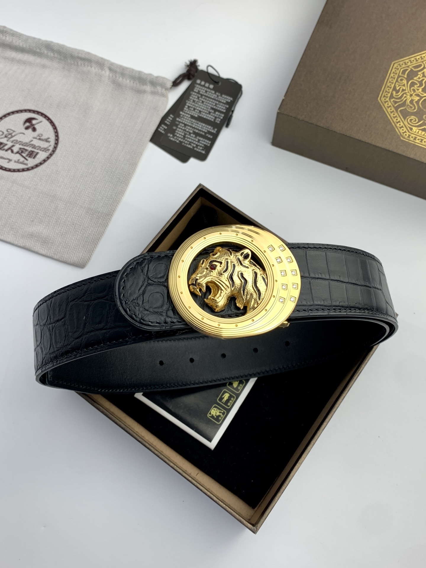 【史蒂芬】專櫃鰐魚紋黑色牛皮腰帶，元夾層系列，搭配新款不鏽鋼虎頭扣，寬度3.8cm，長度不可調節，尺碼（85-110）具有獨特吸引力！