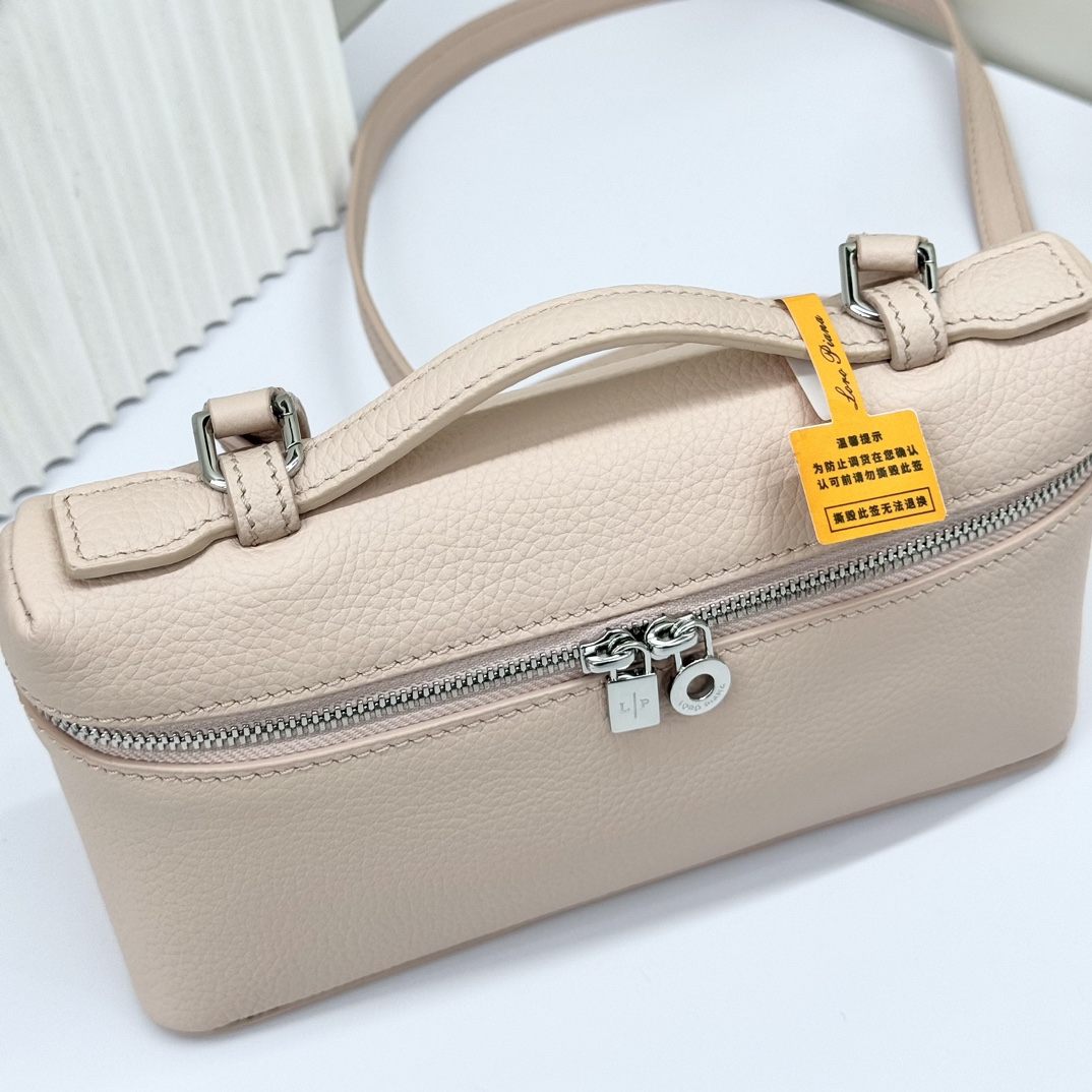 𝓛𝓸𝓻𝓸 𝓟𝓲𝓪𝓷𝓪諾悠翩雅
𝑬𝒙𝒕𝒓𝒂 𝑷𝒐𝒄𝒌𝒆𝒕 𝑳𝟏𝟗 
這是一款大開口結構的功能性設計的手拿包，經典風格和簡約設計的組合體。包身採用進口原廠小牛皮材質，輕微的錘紋呈現優雅的紋理，內里採用進口原廠小羊皮。皮革手柄和可拆卸肩帶，可打造出不同背法實用百搭。雙向拉鍊開合，搭配My Charms銀色金屬掛飾。（LP特級全鋼配件五金）
size：11×19×6.5cm
貨號：FAN4046
配套全套專櫃禮盒包裝🎁