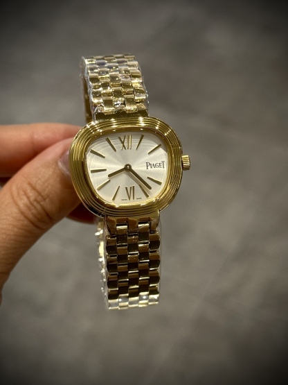 A8 factory•伯爵全新腕表 ﻿ #PiagetSixtie鎏金悅影系列 ﻿ 在瑞士鐘錶展「鐘錶與奇跡」閃亮登場！這款腕表游走於非凡制表工藝與黃金工藝之間，簡直是時尚與藝術的完美結合。Sixtie腕表採用獨特的梯形設計，重新詮釋1960年代末大膽華麗的風格，展現出獨特的魅力與優雅。
✨Sixtie系列腕表
✨直徑29毫米,
✨CNC數控雕刻精鋼梯形表殼
✨專櫃同步超薄厚度僅僅7mm
✨銀色太陽緞面打磨錶盤
✨316L精鋼錶鏈,搭載伯爵進口石英機芯  
認准A8出品！必屬精品！大廠品質！歡迎轉載！