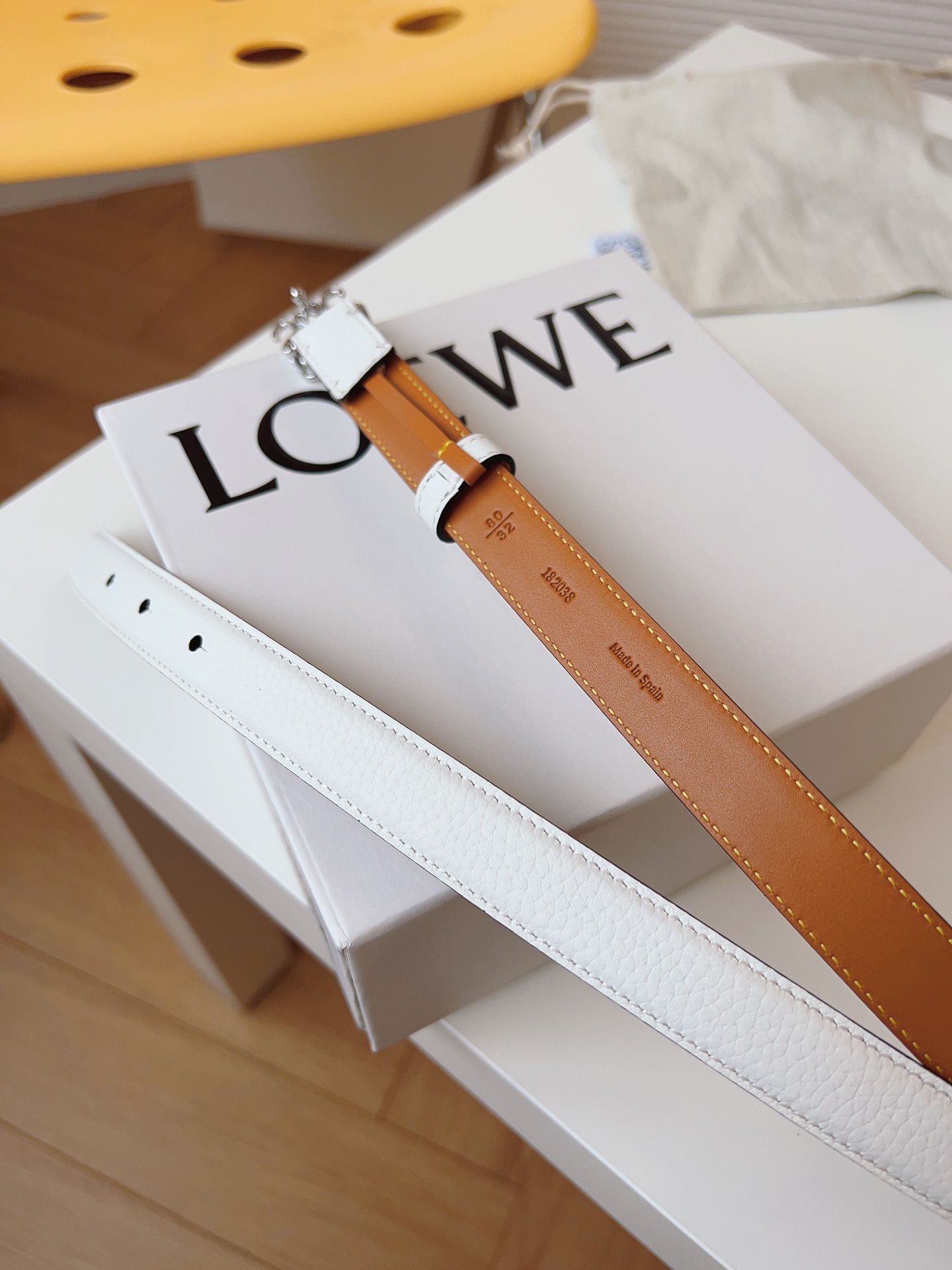 
Loewe 羅意威 經典粒面小牛皮，極簡風格的搭配，腰帶早已不是勒緊褲腰的工具，而是提升衣品，畫龍點睛的飾品；此款腰帶易搭配服飾。皮帶寬度：2.0cm