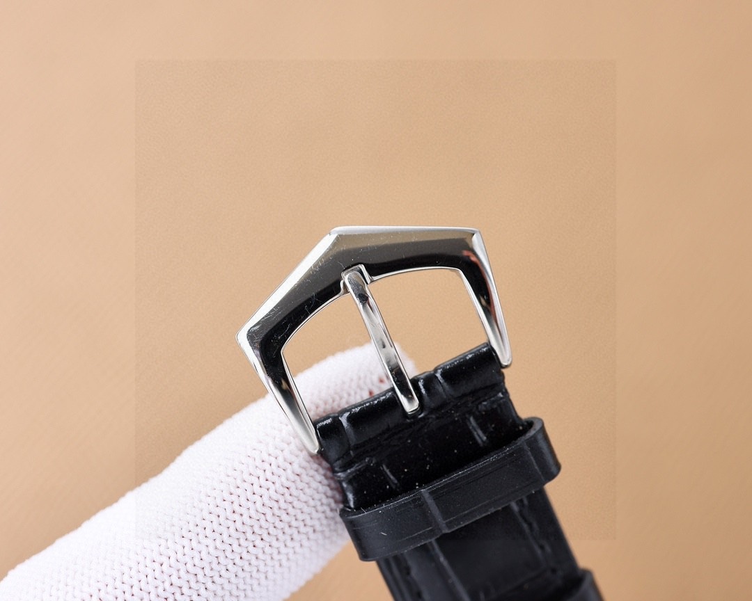 🌐🌐🌐百達翡麗Patek Philippe男士腕表🔥．腕表月相系列,秉持了百達翡麗的一貫傳統，更唯美的結合了6字位日曆與被表友熱捧的日月星相，無論是經典雋永的錶盤設計，還是以精鋼或玫瑰金雕鑿的炫酷多邊線條都不例外。更採用了瑞士ETA2824一6機芯 ，功能6字位日曆大月相，表徑40。藍寶石玻璃。意大利小牛皮。原裝針扣🔥AD出品 精品不斷🔥