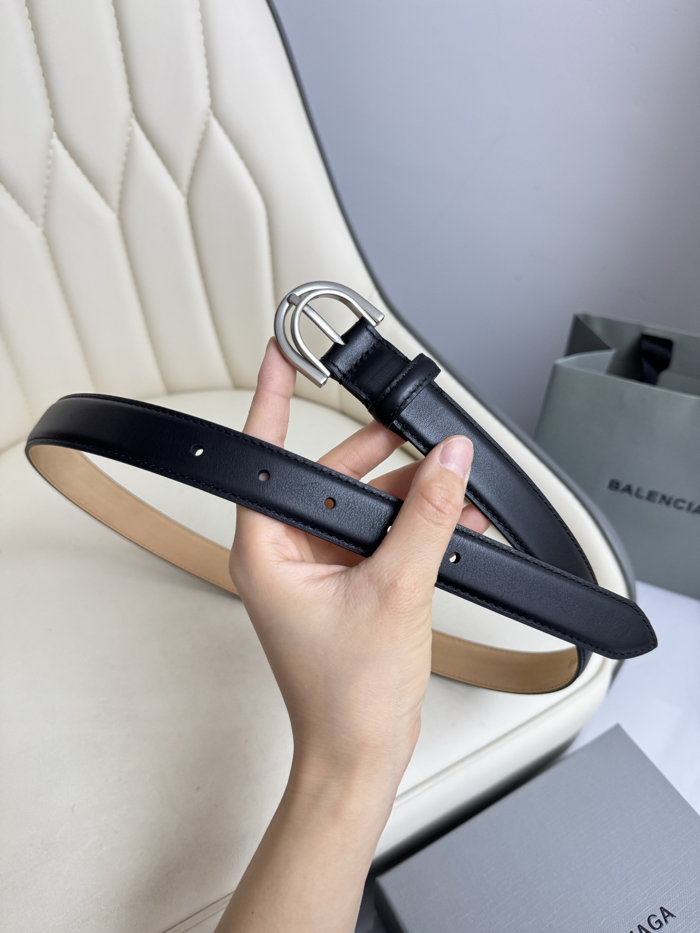 巴黎世家（Balenciaga）寬度2.5cm 是法國的奢侈品牌，作為時尚界最具影響力品牌之一的地位。設計師源於：都市時尚潮流獨特的設計風格，採用進口小牛皮製作；搭配純銅復古五金，使其更具魅力。值得擁有的百搭精品