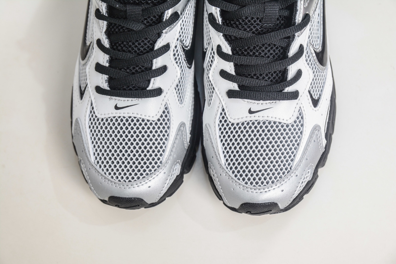 NK Air Zoom Vomero 20 經典復古潮流運動跑鞋 
貨號：HM0829 111
SIZE：36 36.5 37.5 38 38.5 39 40 40.5 41 42 42.5 43 44 45