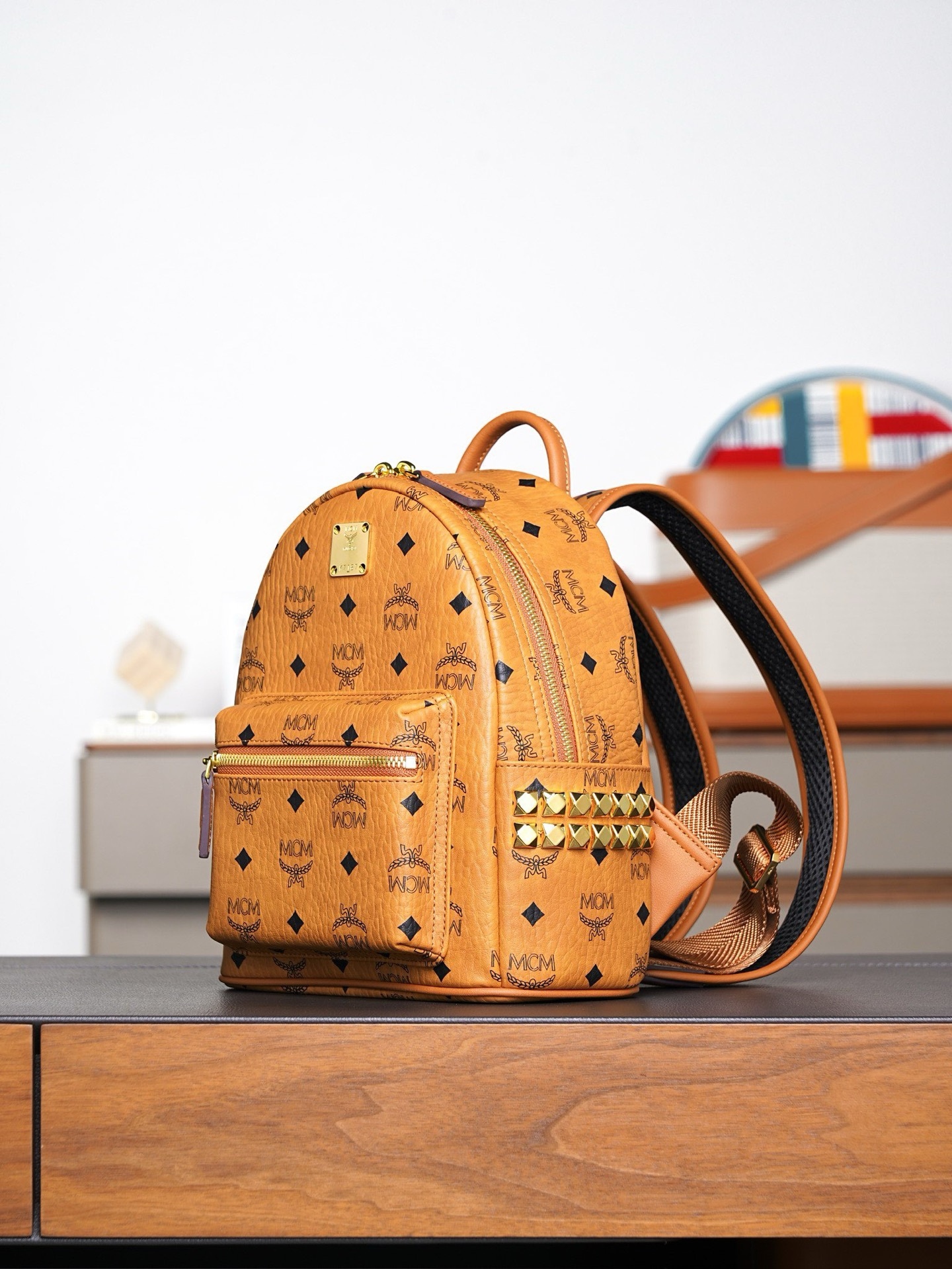 ®全新升级®𝙈𝘾𝙈 𝙎𝙩𝙖𝙧𝙠 𝙎𝙞𝙙𝙚 𝙎𝙩𝙪𝙙𝙨𝘽𝙖𝙘𝙠𝙥𝙖𝙘𝙠 𝙞𝙣 𝙑𝙞𝙨𝙚𝙩𝙤𝙨干邑色迷你号#铆钉双肩背包®️经典干邑色
# 这款MCM经典款的缩小版本 我们采用了标志性的Visetos涂层帆布 配以奢华的人造皮衬里和铆钉饰边。单品适合各种搭配 创新设计可以利用肩带秒变斜挎包、双肩包、单肩包、腰包和手提包。用这款特迷你Stark双肩背包秀出新风格