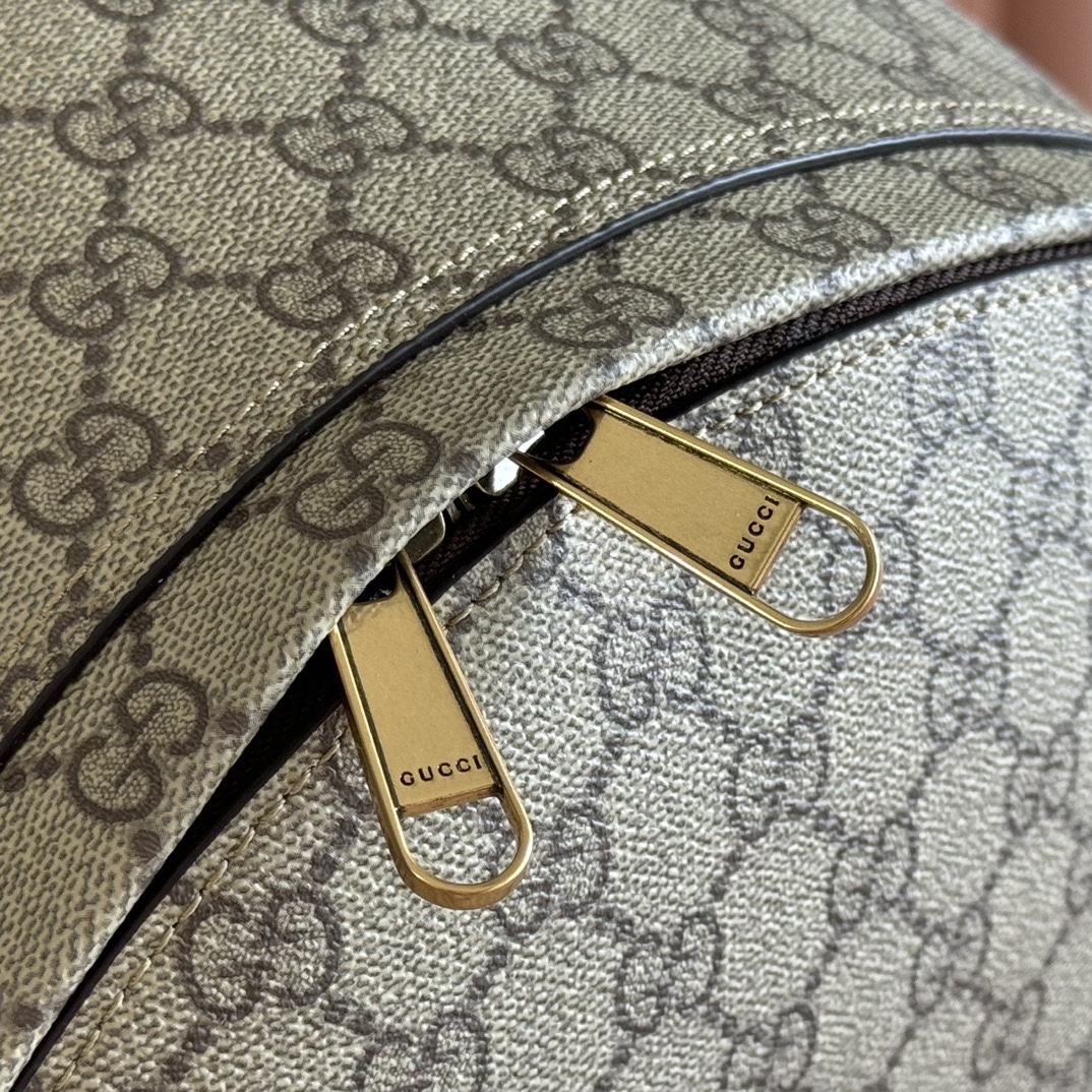 💋💋💋《配全套原廠專櫃包裝》【新品】Ophidia系列匠心選用白色配色，搭配經典廓形與新增功能性設計，甄選觸感柔軟的織物打造。這款背包以柔軟GG Supreme材質打造，匠心綴飾雙G標識和紅綠織帶細節。
