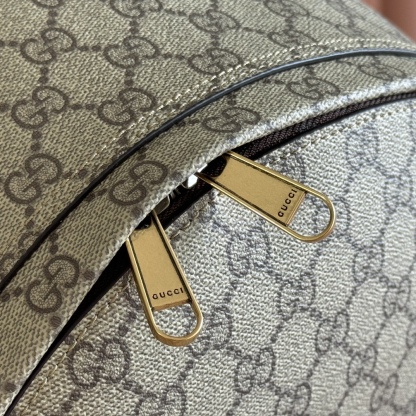 💋💋💋《配全套原廠專櫃包裝》【新品】Ophidia系列匠心選用白色配色，搭配經典廓形與新增功能性設計，甄選觸感柔軟的織物打造。這款背包以柔軟GG Supreme材質打造，匠心綴飾雙G標識和紅綠織帶細節。
