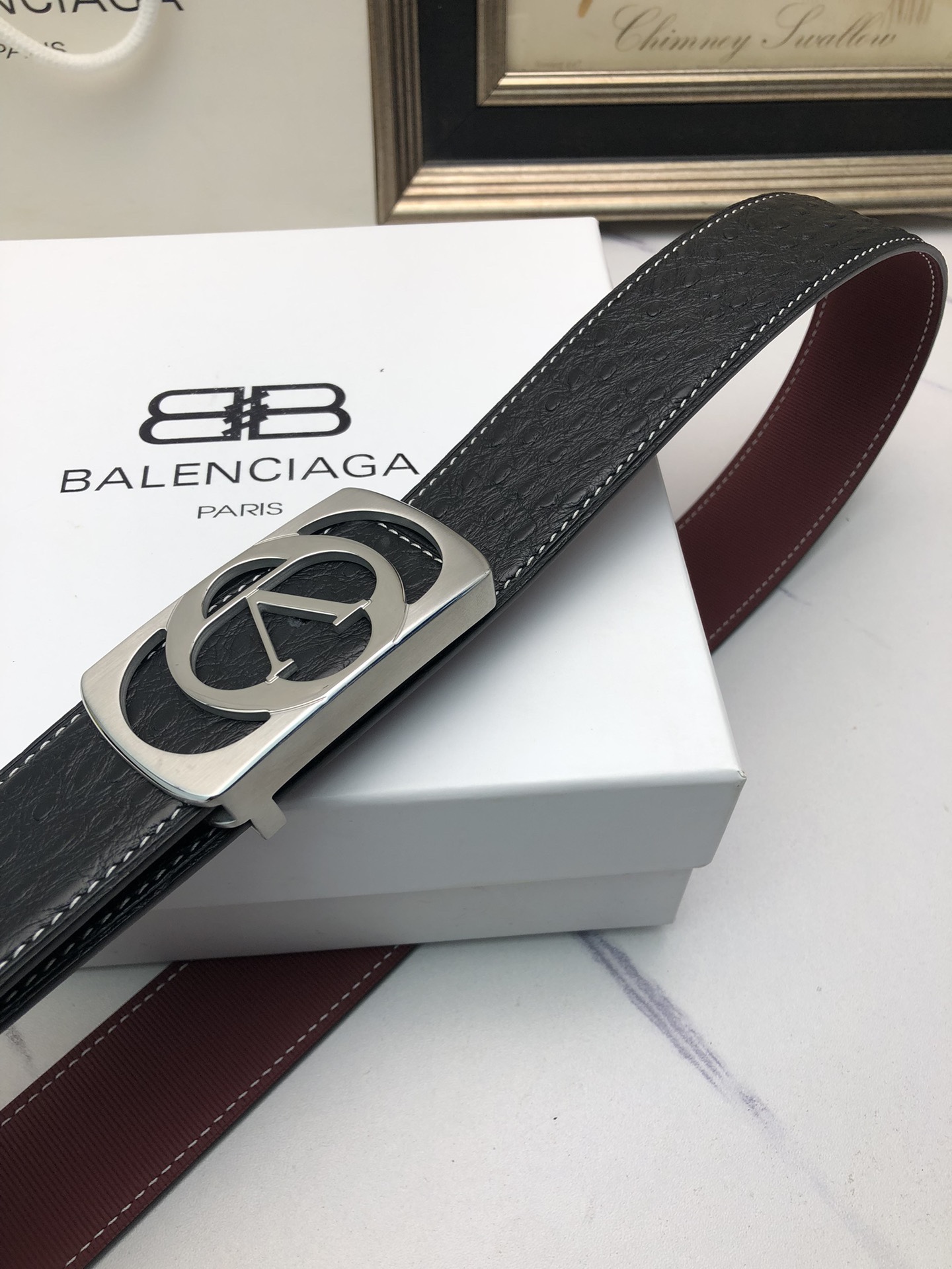 華倫天奴：原單頭層牛皮駝鳥花紋，內襯頭層壓橫紋牛皮底，營造織紋外觀。飾以標誌原單扣。專櫃寬度4.0