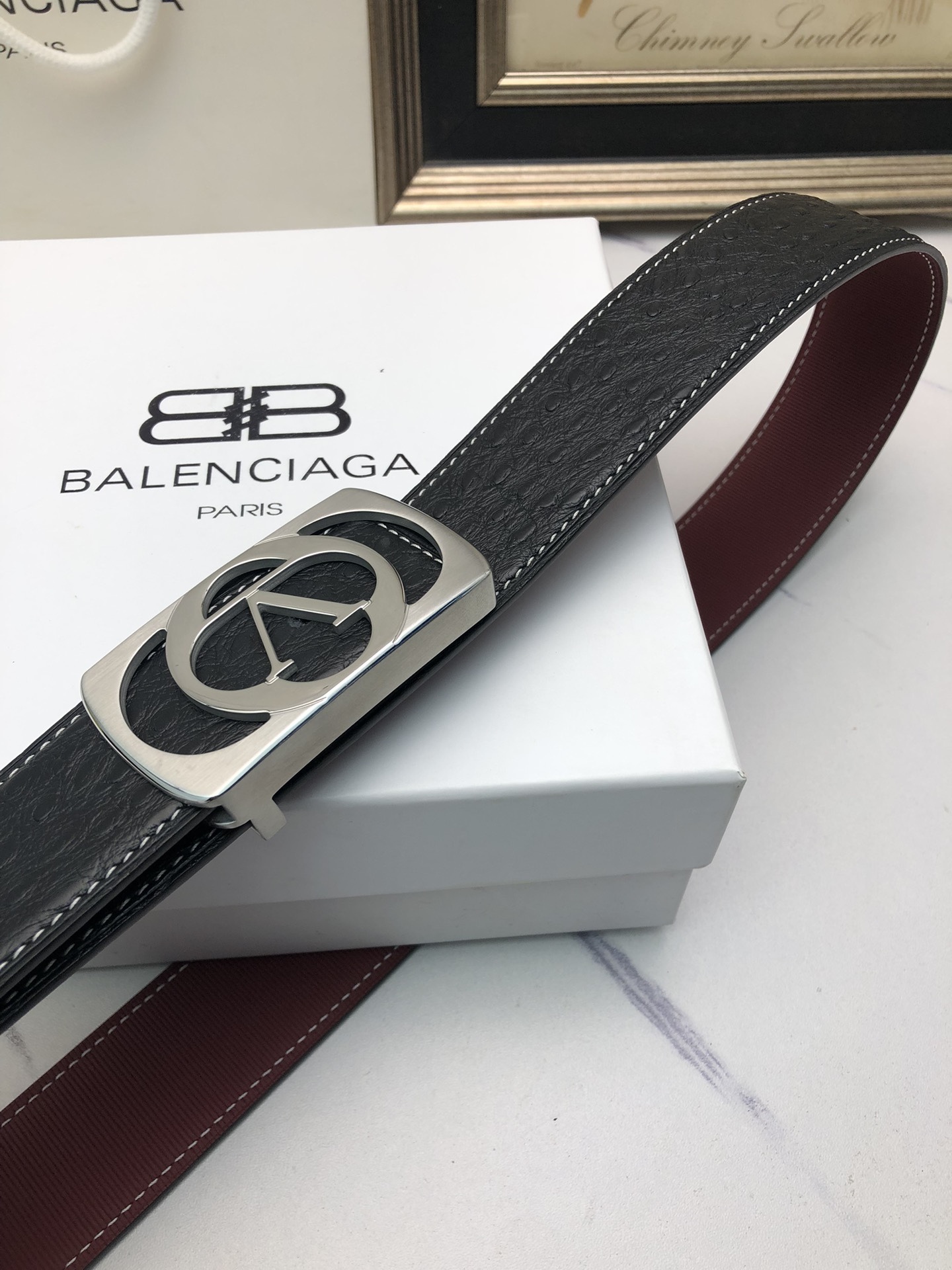 華倫天奴：原單頭層牛皮駝鳥花紋，內襯頭層壓橫紋牛皮底，營造織紋外觀。飾以標誌原單扣。專櫃寬度4.0