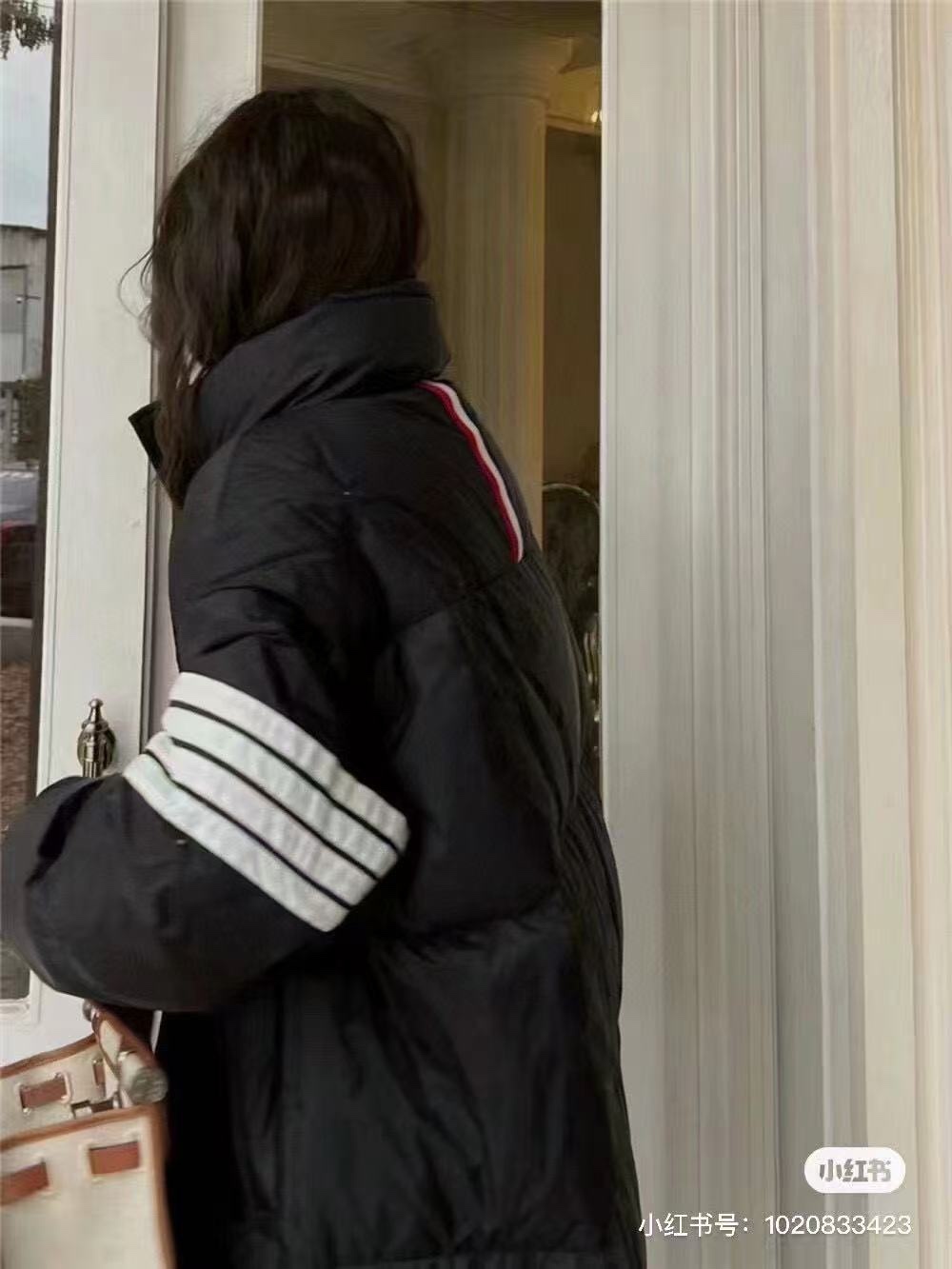 THOM BROWNE/湯姆布朗TB 四槓小狗長款羽絨服
採用進口90鴨絨填充 內外里加雙層內膽不會跑毛 高密度防風抗寒功能性面料 手感柔軟舒適  工藝更是精湛 嚴防鑽絨 採用國際先進的真空充絨技術 增加空氣隔層 不損傷羽線 能保持羽原有的柔軟性、彈性及手感 將羽絨的保暖性發揮到最佳！
N Size：S-M