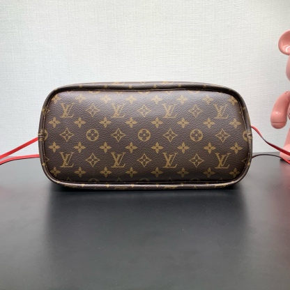 款號：M12708
        作為路易威登的經典設計之一，Neverfull Bandoulière Inside Out 中號手袋此次取材 Monogram 帆布和條紋織物，以雙面設計彰顯潮流新意。可拆卸肩帶方便斜挎，亦可通過側面鈎扣化身 Hobo 手袋。

28 x 14 x 31 釐米
(高 x 寬 x 長度)