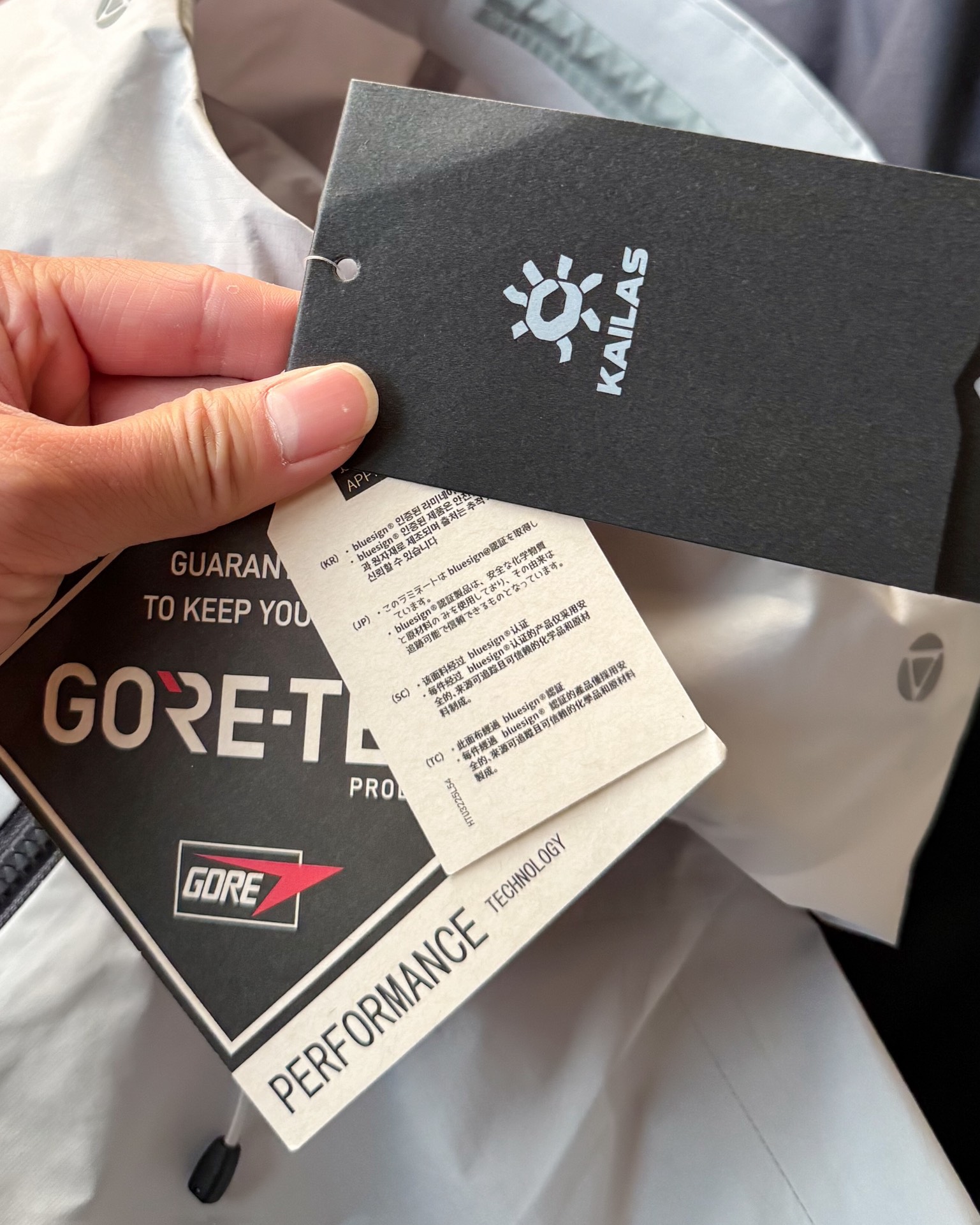 KAILAS凱樂石博格達衝鋒衣！防風防水透氣保溫，六色可選！面料採用與100D Gore-Tex Pro同級防護科技，人性化剪裁設計立體剪裁在肩部、肘部預留充足活動空間，背負重包時也不會束縛動作。風帽後側設有抽繩調節系統，暴雨時收緊可防止雨水糊臉；袖口採用鈎環固定，大幅活動時不易移位。透氣與輕量平衡腋下雙拉鍊設計能在運動時形成有效通風。整體重量控制得當，長途徒步不會造成負擔。可拆卸內膽：三合一設計最驚喜的是羽絨內膽
羽絨內膽特別輕便，保暖效果很好；可拆卸，很方便穿脫，拆掉羽絨內膽，就是一件風殼