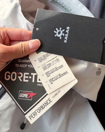 KAILAS凱樂石博格達衝鋒衣！防風防水透氣保溫，六色可選！面料採用與100D Gore-Tex Pro同級防護科技，人性化剪裁設計立體剪裁在肩部、肘部預留充足活動空間，背負重包時也不會束縛動作。風帽後側設有抽繩調節系統，暴雨時收緊可防止雨水糊臉；袖口採用鈎環固定，大幅活動時不易移位。透氣與輕量平衡腋下雙拉鍊設計能在運動時形成有效通風。整體重量控制得當，長途徒步不會造成負擔。可拆卸內膽：三合一設計最驚喜的是羽絨內膽
羽絨內膽特別輕便，保暖效果很好；可拆卸，很方便穿脫，拆掉羽絨內膽，就是一件風殼