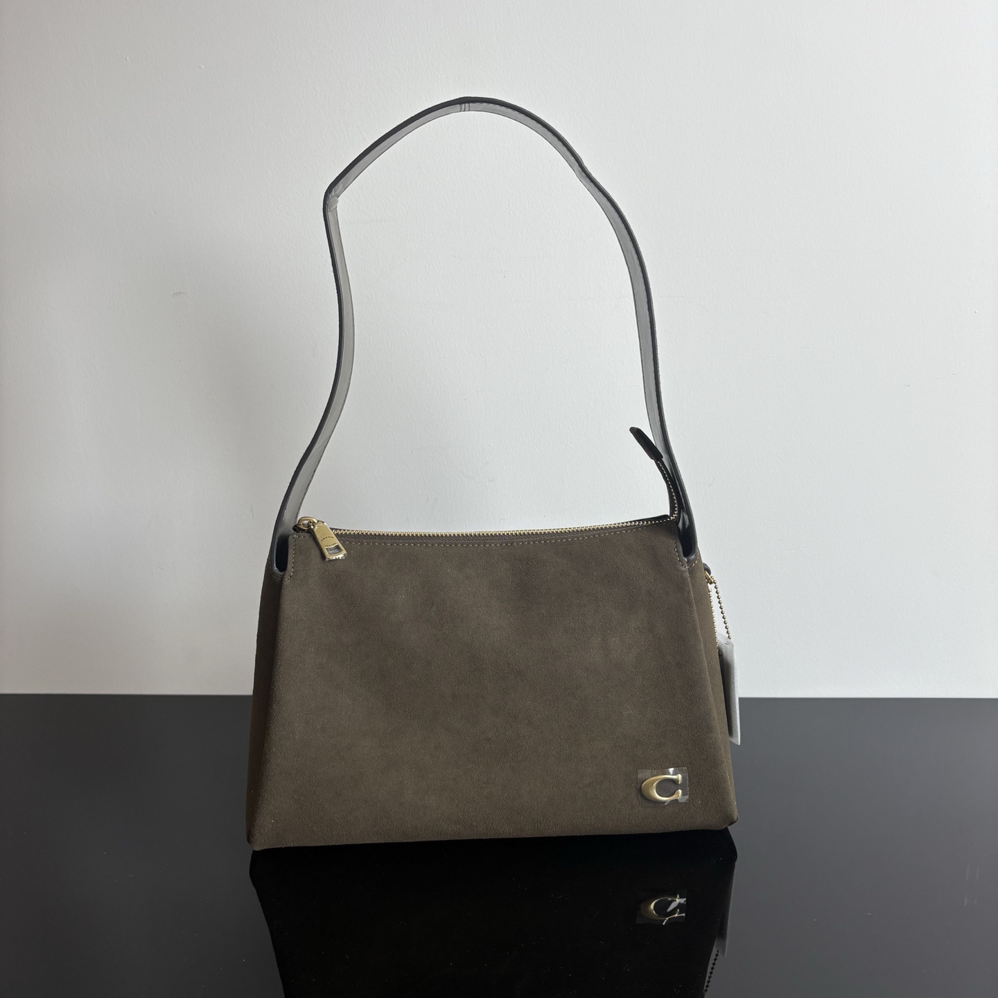 
新款hobo腋下包：CCC45荔枝紋黑色 灰色 酒紅
          CCC48鹿皮棕色 CCC48鹿皮墨綠
作為腋下包超級鬆弛下垂的風格，秋冬單品 容量超大還帶了一個磁扣的暗袋，出行遊玩或通勤都特別實用的一款。

尺寸：10*18*29。