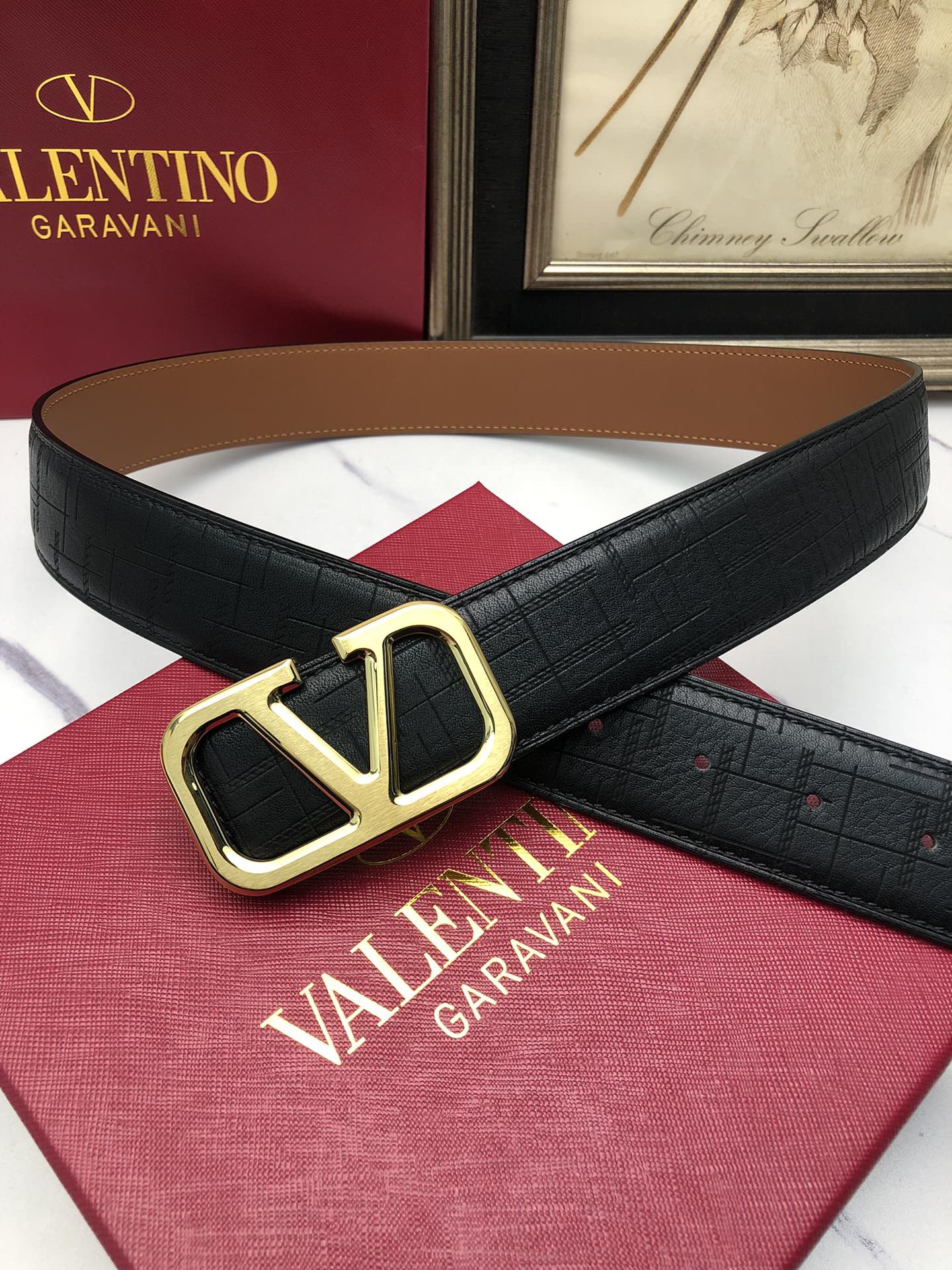 華倫天奴：原單頭層小牛皮燙印花紋，內襯平紋牛皮底，營造織紋外觀。飾以標誌原單扣。專櫃寬度4.0