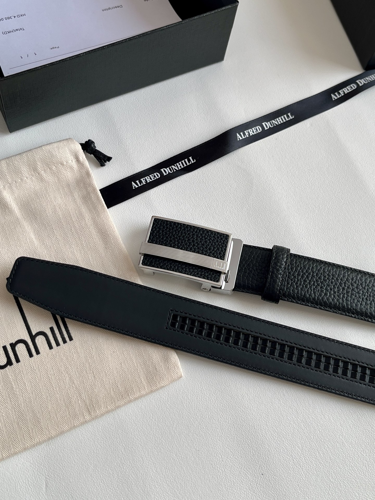 登喜路（Dunhill）是一家英國倫敦的男士奢侈品牌。皮帶以其精湛的工藝和經典的設計，成為男士配飾中的精品。皮帶的質感好、耐用性強，商務休閒百搭款！