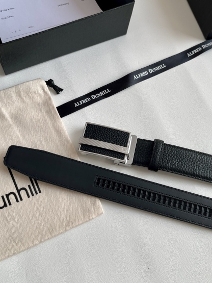 登喜路（Dunhill）是一家英國倫敦的男士奢侈品牌。皮帶以其精湛的工藝和經典的設計，成為男士配飾中的精品。皮帶的質感好、耐用性強，商務休閒百搭款！