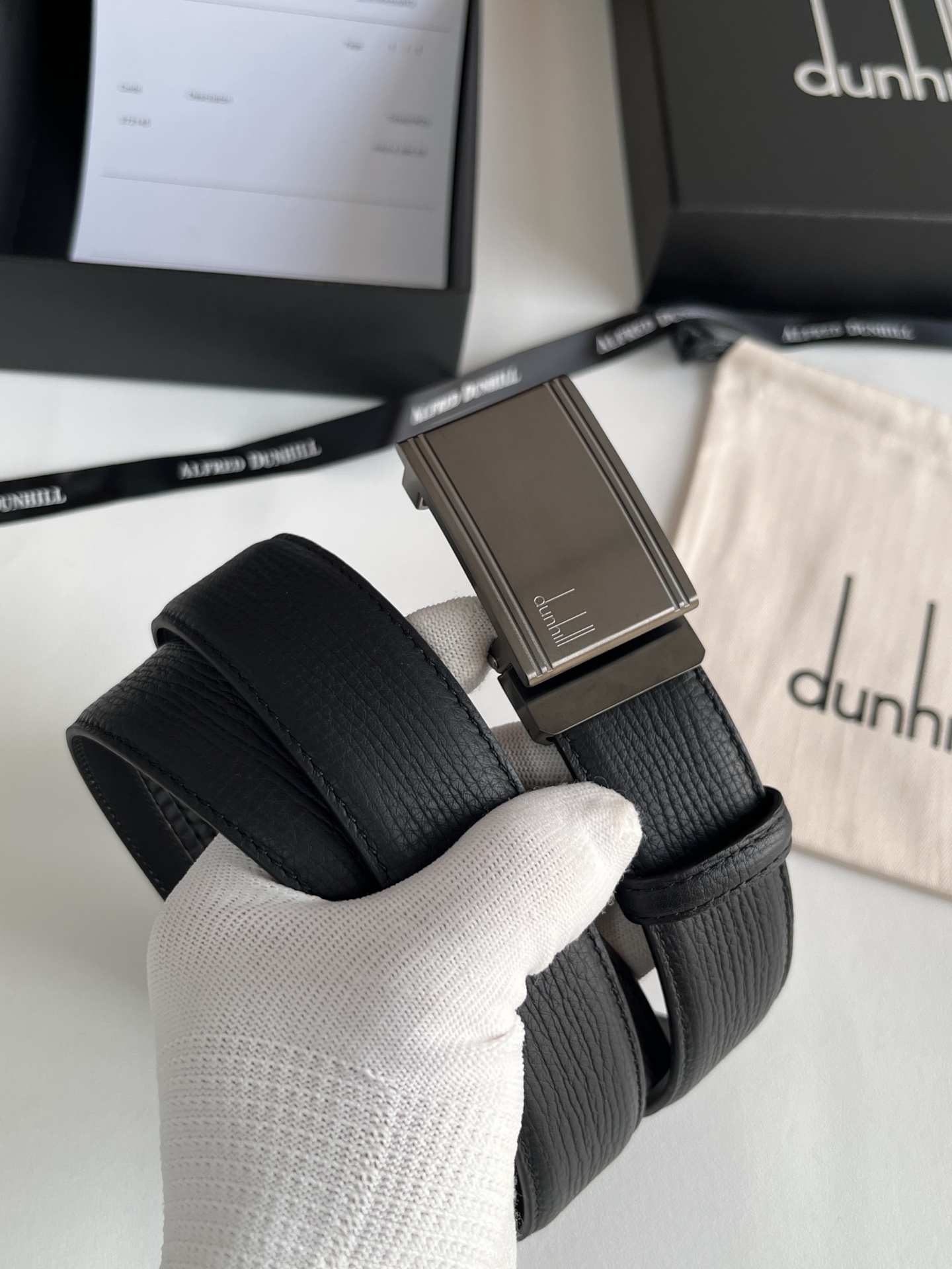 登喜路（Dunhill）是一家英國倫敦的男士奢侈品牌。皮帶以其精湛的工藝和經典的設計，成為男士配飾中的精品。皮帶的質感好、耐用性強，商務休閒百搭款！