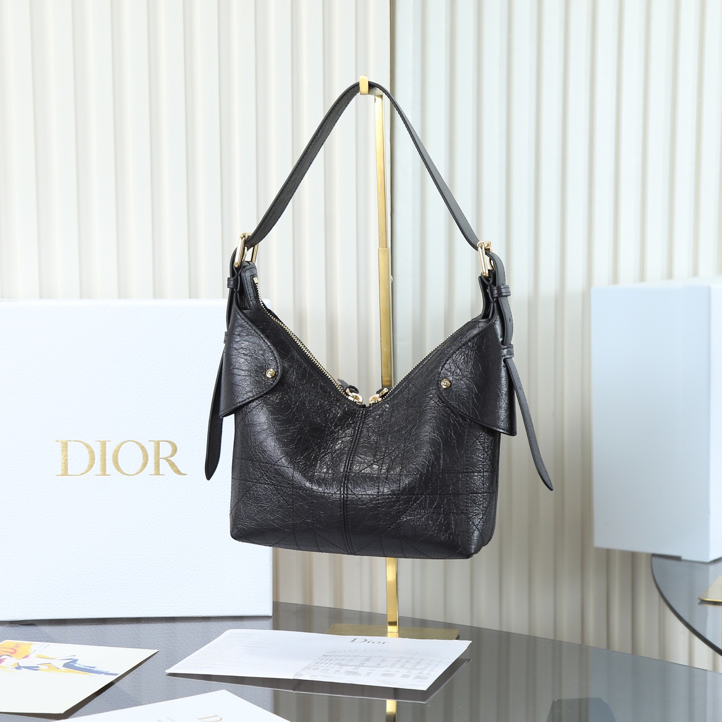 原廠皮 小號油蠟皮現貨‼️

Voyage秋冬系列油蠟皮
又是一個王炸級別，直接擊中心巴上
自帶鬆弛感，包形柔軟又隨意
復古的油蠟牛皮，經典藤紋格，雙拉鍊設計
整體高級又時髦，精緻感滿滿的字母吊墜
細節非常到位，超大的容量，自用超輕便
時髦精們都懂這款的含金量

型號：2845

size:22*9.5*15cm