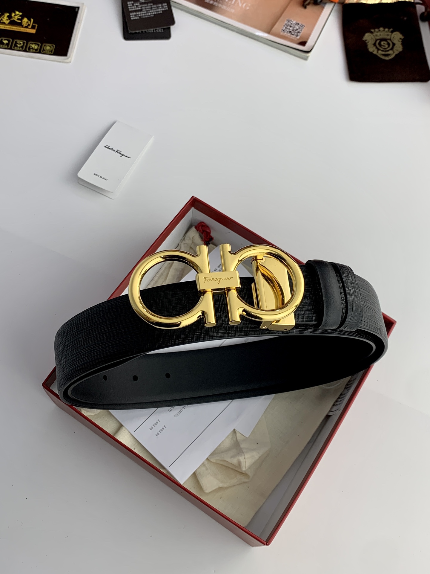 〖F家〗這款皮帶採用雙面小牛皮，搭配純銅八字扣，打造高雅考究的造型。寬3.5cm，長度可調節，達到量身定制般的修身效果。