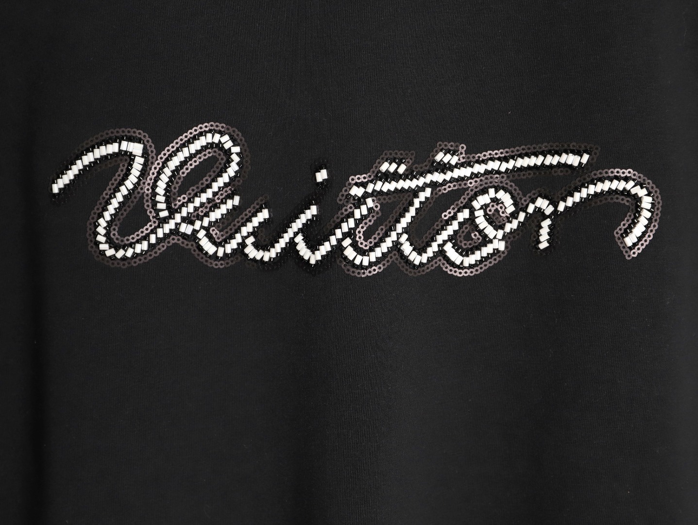 🔝LOUIS VUITTON LV 串珠刺繡標識短袖T恤
正品10400購入，32支緊密精梳棉，配套1*1羅紋，毛料酵洗，進口刺繡，定制1：1繡珠繡片，定制1：1商標，寬松版型
A Size：S-XL