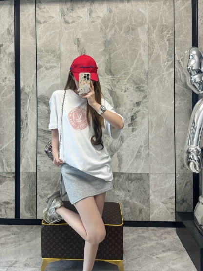Louis Vuitton/路易威登 25ss 印章logo印花短袖
本款T恤以柔軟透氣的棉質針織裁出休閒廓形。胸前印章點綴多樣路易經典元素，涵蓋品牌創始年份，歌頌品牌的旅行與制箱傳承。

面料紗線支數為60支，屬於高支棉紗紗線細膩柔軟。單股結構使面料更輕盈透氣，雙面針織工藝，正反面紋理一致，面料結構緊密，彈性較好不易卷邊，觸感細膩適合貼身穿著。

TPU光油印花工藝，這是一種結合功能性材料與視覺效果的先進印花技術，尤其適用於提升面料的高端質感。印花用於增加光澤、立體感和特殊觸感，用於設計獨特