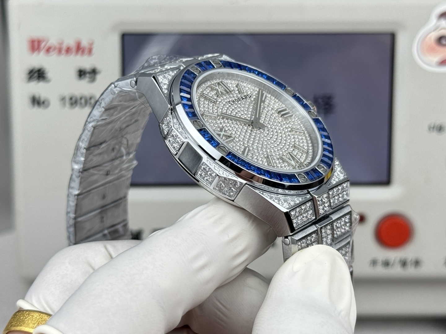 Factory 獨家力作👍
蕭邦AlpineEagle雪山傲翼系列
🌈彩T鑽🌟變色龍🦎滿天星✨限量款及隱藏款首推
如炬目光，比擬暗夜星芒⛰️於山川湖海間🌊洞見紳士願景與磅礡未來👔
尺寸：原裝一致41mmX9.7mm
機芯：9015改Chopard 01.01-c
錶鏈：獨家原版開模金磚型鏈節一體式錶鏈
岩石紋錶盤，鍍銠羅馬數字，時針及分針時標均覆以Super-LumiNova® X1級螢光塗層
致獻當代“雄鷹”，志存高遠之人在日常生活中超邁群倫，其視野啓迪人心、昇華情志。憑借遠見和決心，