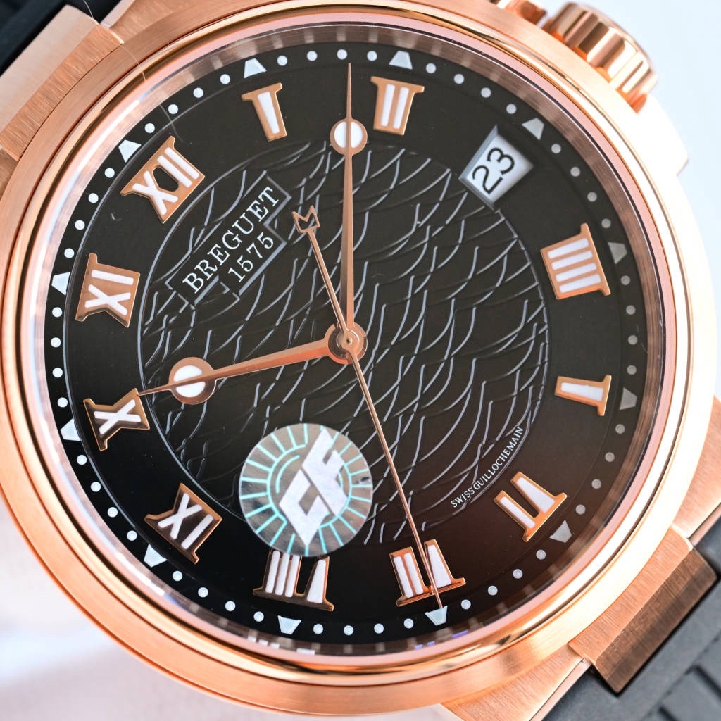 CF新品發佈會，寶璣-Breguet
航海MARINE航海系列5517款腕表，航海天文鐘的起源作品，“時計本是兵家利器”說的就是這款腕表，鐘錶界的巨作。工廠全面抄寫原裝數據，98%還原殼型字面，彰顯原裝優雅硬朗的氣質，原裝同款777A自動機械機芯，鐫刻獨立編號與寶璣先生簽名。直徑40毫米。正反均為藍寶石防刮玻璃，旋入式防水錶冠。實測防水深度100米。搭配飾有太陽放射紋錶盤，配裝進口天然橡膠錶帶，以零頭的價格給您帶來原裝超值體驗。