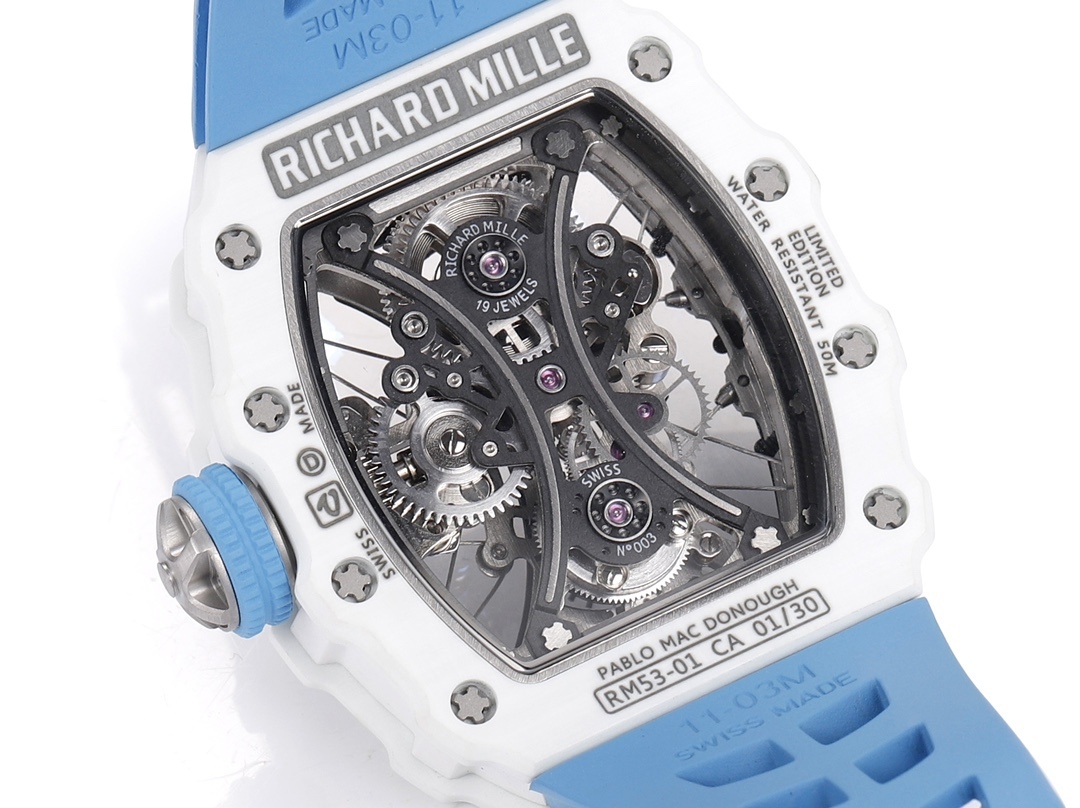 白色TPT石英纖維
【RICHARD MILLE】理查米爾RM53-01 將腕表設計與運動賽事相互結合，完美詮釋了賽場上的勇者堅定信念、頑強拼搏的精神。RM53-01以馬術運動為背景，採用多種高科技材料來抵御運動時帶來的強烈撞擊，從而保證不受破壞、正常運轉。高科技材質打造如同“護具”。“RM 53-01 PABLO MAC DONOUGH”的陀飛輪腕表，此款腕表除具備運動腕表的動感與活力外，還配備了堅固的TPT®碳纖維表殼、層壓藍寶石水晶表鏡以及固定機芯的懸浮式鋼索，有效的降低巨大衝擊、