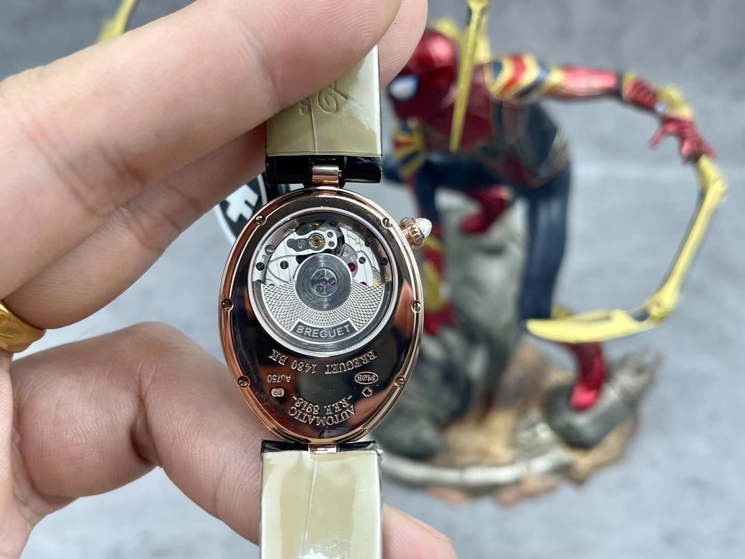 [玫瑰][玫瑰]最強 升級版 頂級 復刻女款 寶璣那不勒斯皇后系列，
【表殼】腕表尺寸分別為中號36.5x28.5毫米 
鵝卵形表殼高雅大氣，表殼外緣飾有錢幣紋。表圈和表殼周圍鑲嵌共117顆施華洛水晶（約0.99克拉）。表冠處鑲有一顆梨形晶石（約0.26克拉）
【精彩細節】
1.與原裝吻合，在表殼背部均打有貴金屬標識，效果清晰工整，彰顯腕表檔次。2.穹面玻璃，從側面看不僅有魚眼效果，還能折射鑽石帶來的璀璨光芒，更顯腕表高貴血統。
3.為了達到原裝K金質量的手感，調試了表殼內部結構的配重，做到重量與原版如出