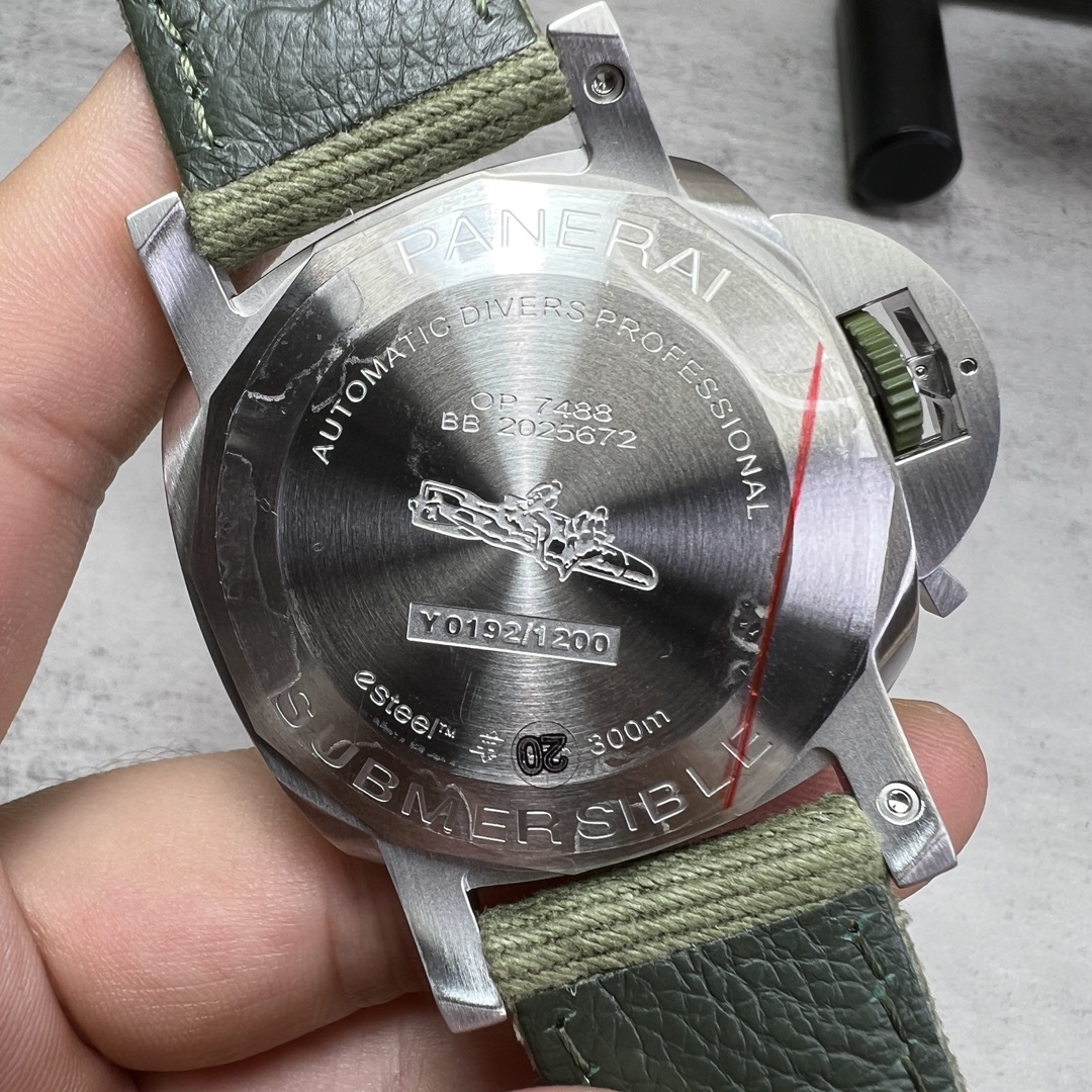 SBF新款：沛納海PAM1287 實拍圖
首款採用拋光圈口，表圈透出翡翠般的光澤。
翡翠綠拋光漸變錶盤，詮釋時間的層次感。
44mm亞洲手腕的黃金尺寸，15-20cm輕鬆駕馭。
簡潔大氣，實物比圖片精緻好看。推薦款