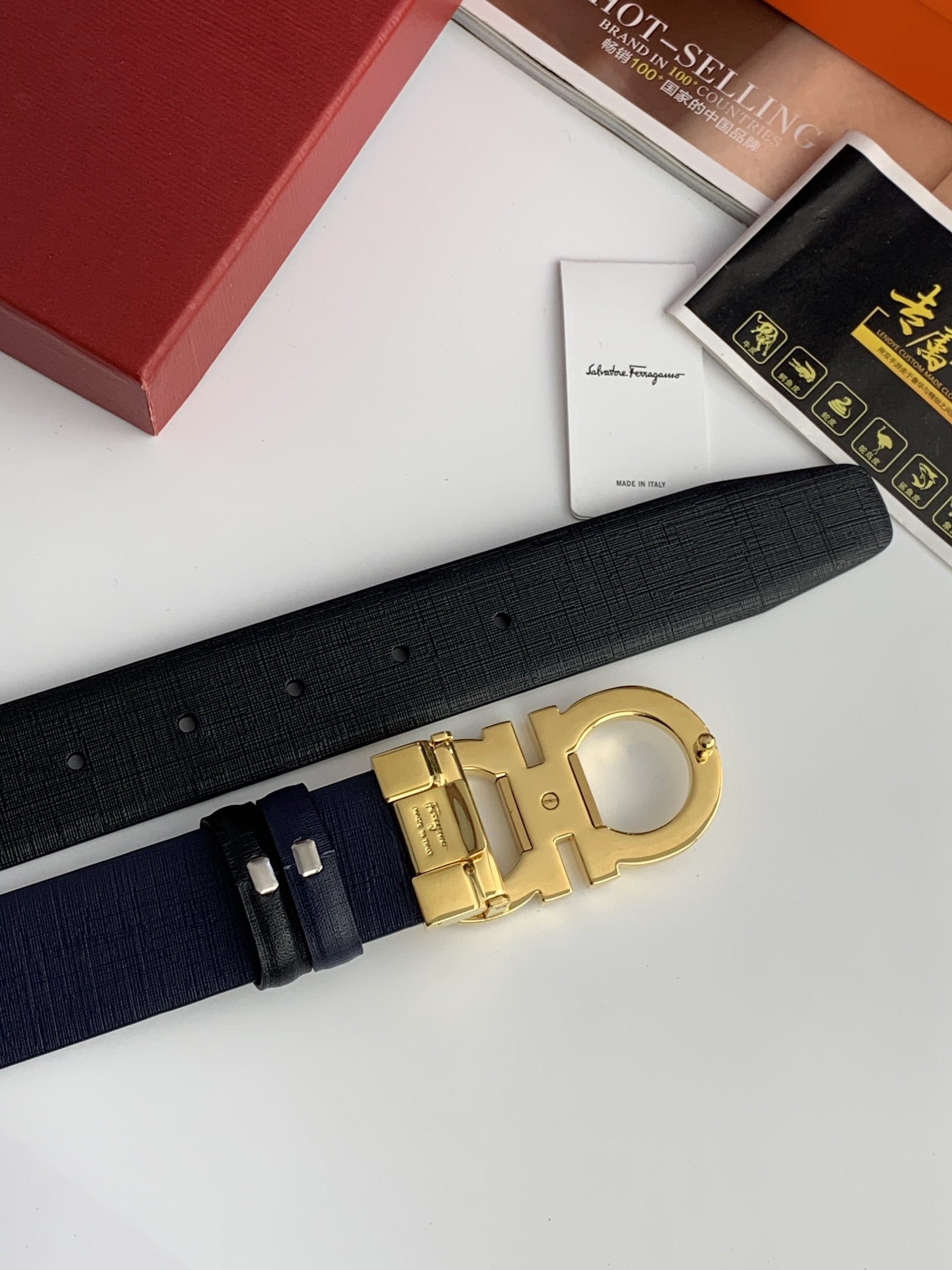 〖F家〗這款皮帶採用雙面小牛皮，搭配純銅八字扣，打造高雅考究的造型。寬3.5cm，長度可調節，達到量身定制般的修身效果。