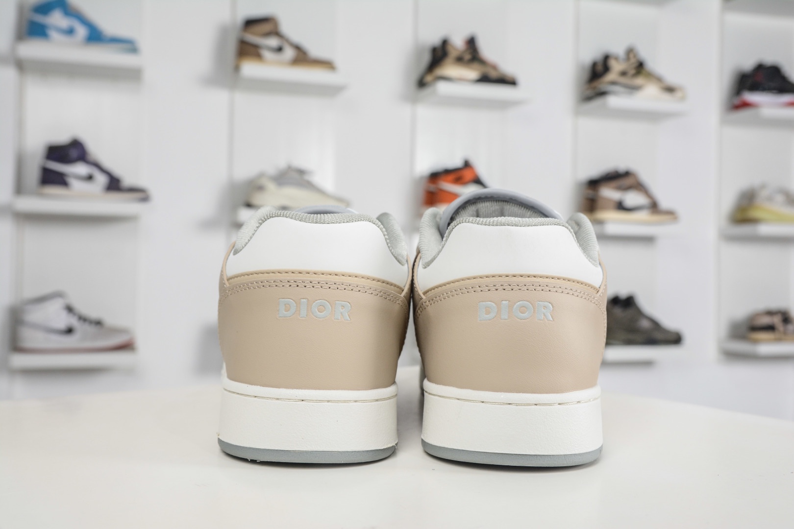 迪奧/Dior B27 Oblique Galaxy Low Top Sneakers B27系列低幫復古真皮百搭運動休閒板鞋 
貨號：3SN272ZIR16536
尺碼：38 39 40 41 42 43 44 45 46