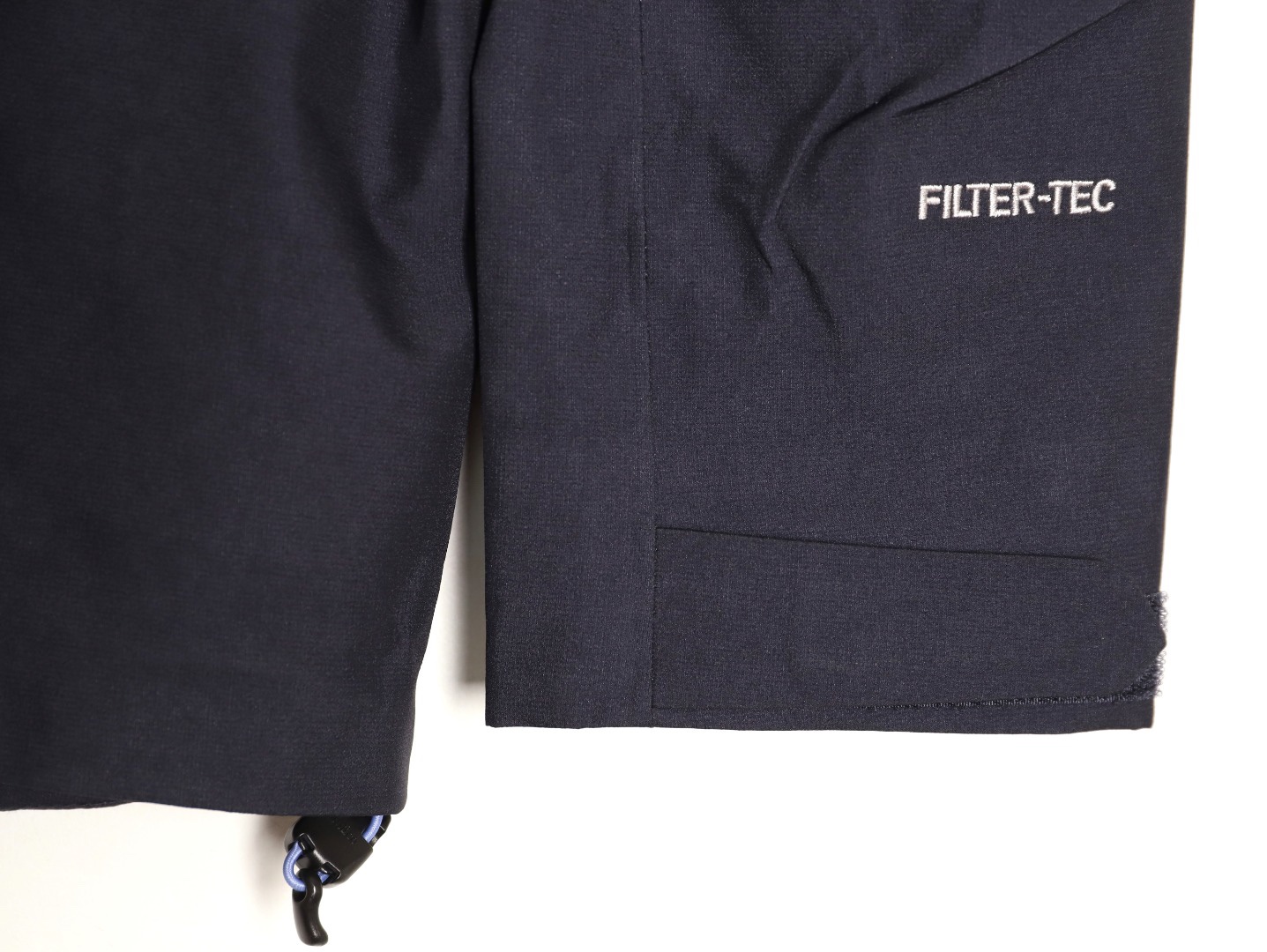 🔝KAILAS 凱樂石 博格達系列 輕量防風防水戶外徒步登山衝鋒衣 
  防水防風透氣防紫外線
 -輔料：原版拆解開發，一比一定制的小標，領標，水洗，吊牌，五金等等。

- FILTERTEC 3L面料：採用凱樂石自主研發的FILTERTEC 3L面料，由外層40D尼龍、中層ePTFE納米微孔膜、內層親膚處理工藝構成，防水指數20000mm，透氣指數20000g/㎡/24h，可抵御暴雨級降水和7級強風，同時快速排出汗氣，避免悶熱。

- 全壓膠工藝：整衣接縫處採用全壓膠工藝，有效防止水分從接