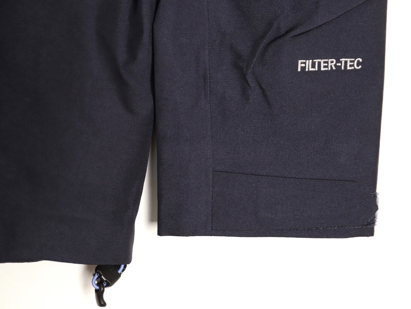 🔝KAILAS 凱樂石 博格達系列 輕量防風防水戶外徒步登山衝鋒衣 
  防水防風透氣防紫外線
 -輔料：原版拆解開發，一比一定制的小標，領標，水洗，吊牌，五金等等。

- FILTERTEC 3L面料：採用凱樂石自主研發的FILTERTEC 3L面料，由外層40D尼龍、中層ePTFE納米微孔膜、內層親膚處理工藝構成，防水指數20000mm，透氣指數20000g/㎡/24h，可抵御暴雨級降水和7級強風，同時快速排出汗氣，避免悶熱。

- 全壓膠工藝：整衣接縫處採用全壓膠工藝，有效防止水分從接