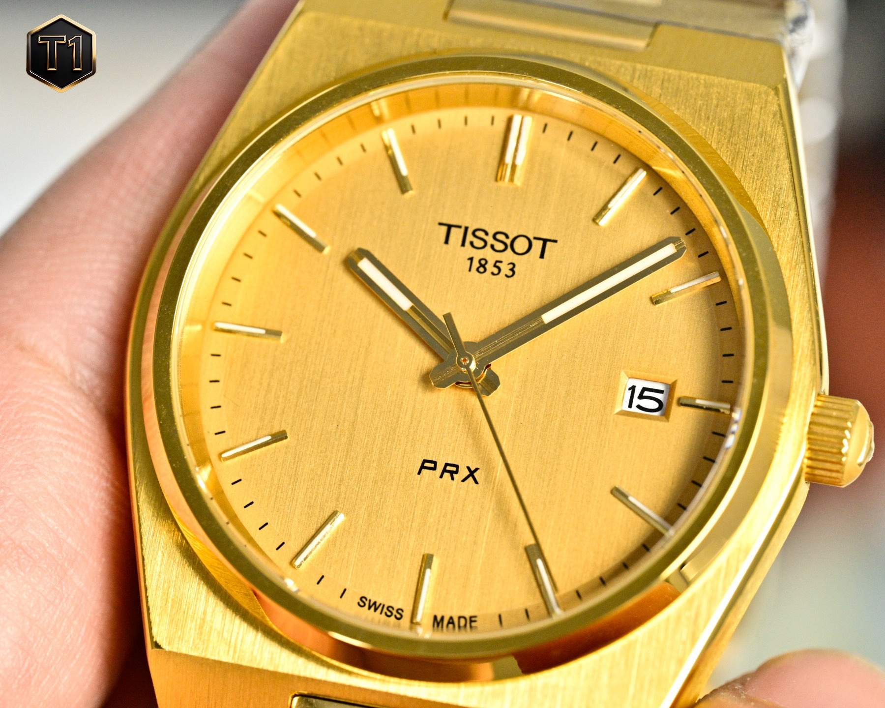 原單品質 天梭（TISSOT）PRX系列  T137.410.11.031.00 復古時尚 商務男士石英腕表火爆登場  ❤️❤️
憑借disco 風格設計 此系列腕表打破了復古與潮流的界限，將上世紀70年代情懷融於現代時尚，重塑時代經典魅力，時刻驚艷在線。秉持創新源於傳統的品牌理念，為其配了酒桶型表殼，配備了“一體式精鋼錶鏈”（融錶鏈，表耳，表殼於一體）。方寸之間卻有匠心獨運，天梭攜手復刻經典力作，呈現1911年腕表造型設計，這一刻，著古潮今。搭載瑞士石英機芯，藍寶石玻璃，316瑞士鋼，100米深度防