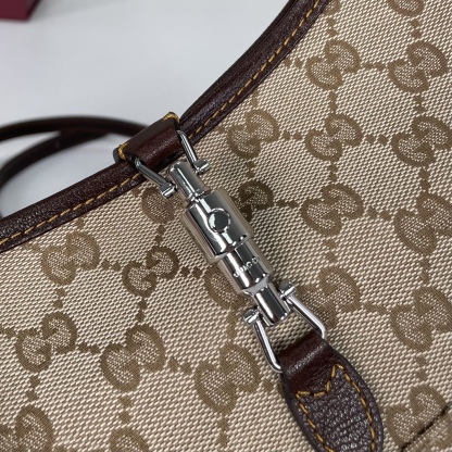 Gucci by Demna新系列，把Gucci的復古奢華玩出了新高度，新品的每一處細節都透著設計師的巧思，經典元素被重新演繹後更具辨識度，從日常腋下包到晚宴流蘇包，風格跨度大卻又統一得很高級。款號863137杏棕，尺寸27X13X6