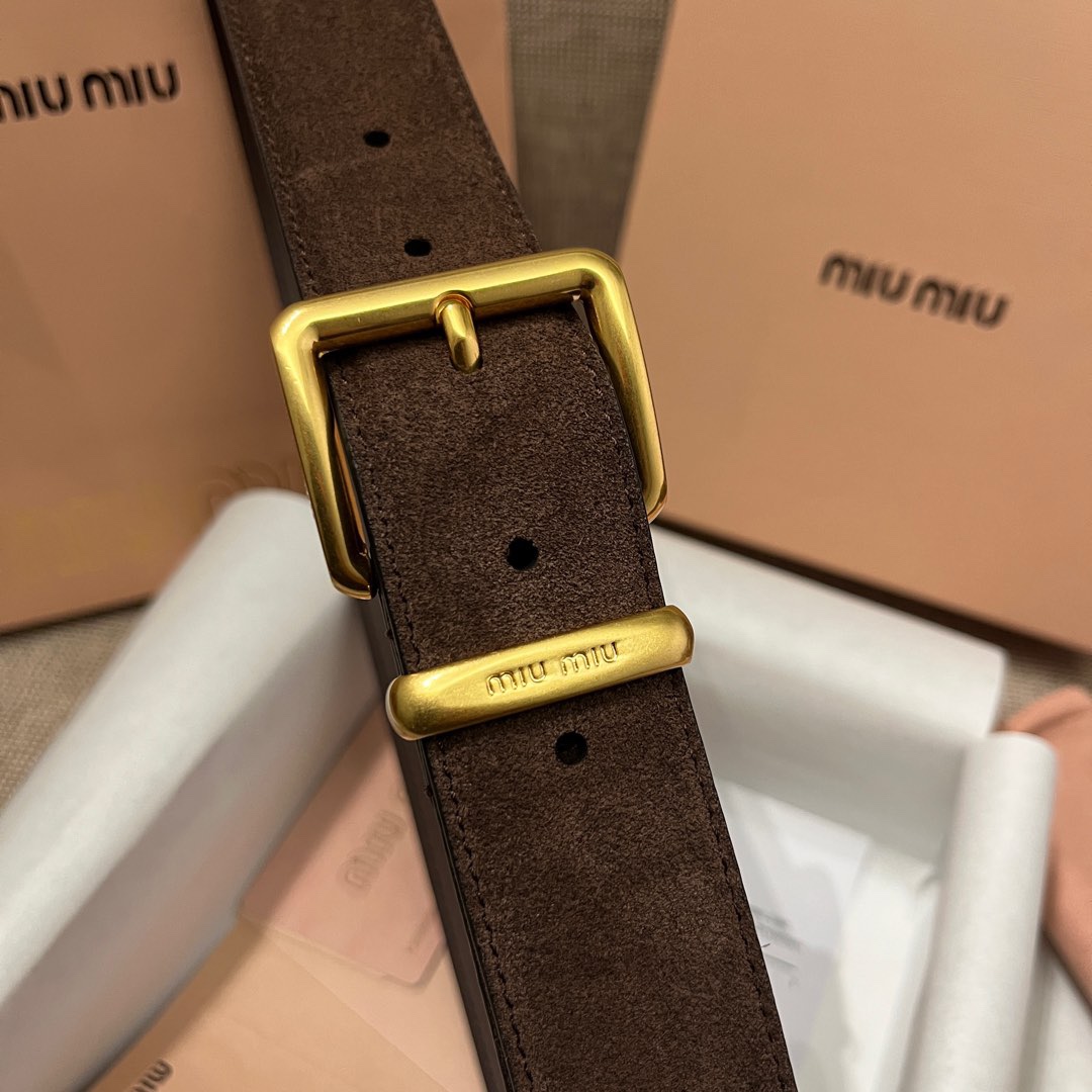 MiuMiu 今年大爆款上新‼️‼️
皮質絨面 冬天超適合絨絨的
這就是野性與可愛結合的反差美！
關但寬度粗 腰頭大 有一種野性與可愛結合的反差美～
炎名系上有甜酷甜酷的氛圍感喔#
寬度 ：3.5cm