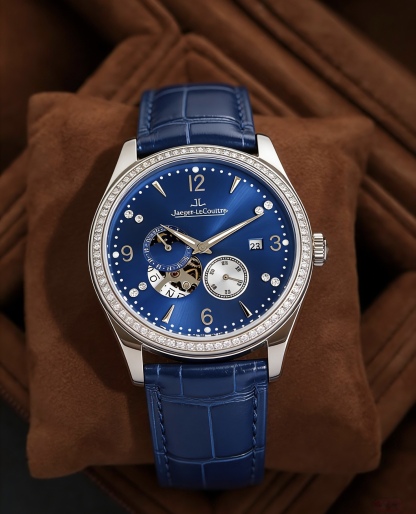 升級版全面到貨，頂級品質-積家Jaeger-LeCoultre 精品男士腕表，四針分離，技藝精湛，獨具匠心，尊貴大氣，紳士風格。採用亞洲進口的全自動28S6機械機芯（零返修質量，漩渦式小飛輪增添機械美感）簡約而不失簡單，頂級316L精鋼表殼，進口小牛皮錶帶，超強高清寶石💎鏡面，尺寸41*10.5mm，具體升級細節如下：【表殼】
1.表殼依舊保留圓潤的品牌經典元素外觀，採用904精鋼材質打造而成，經拋光潤飾，更顯精美華麗的設計風格，材質堅固耐用
2.平面部分均與正品一致經拋光處理，側邊採用磨砂處理