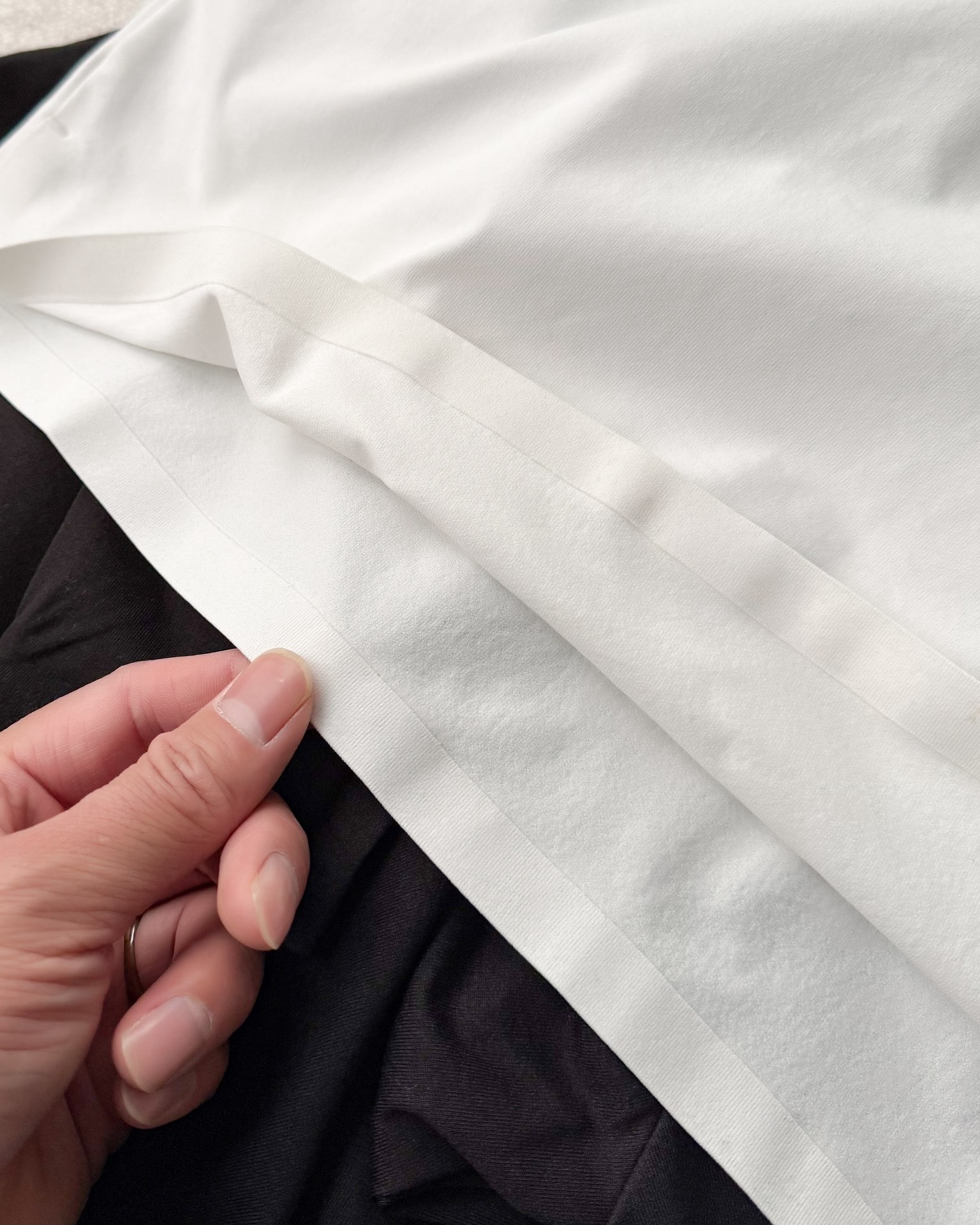 春季新款DESCENTE迪桑特吸濕長袖防曬+抗菌SECOt恤翻領POLO
2026春季新款
大身採用迪桑特自研面料，具有吸濕速乾，UPF215+防曬及Polygiene抑菌功能門襟採用激光切割工藝，結合肩部超聲波貼合工藝，提升細節品質感領口，門襟及下擺均採用熱壓工藝，外觀平整
頻繁穿梭於不同目的地航站樓，美學與實用兼具的著裝是應對高強度，快節奏，多場景工作的基礎。將戶外防護功能面料與都市生活設計剪裁兼容並蓄，實現全日多場景無縫切換讓戶外成為生活的新常態。